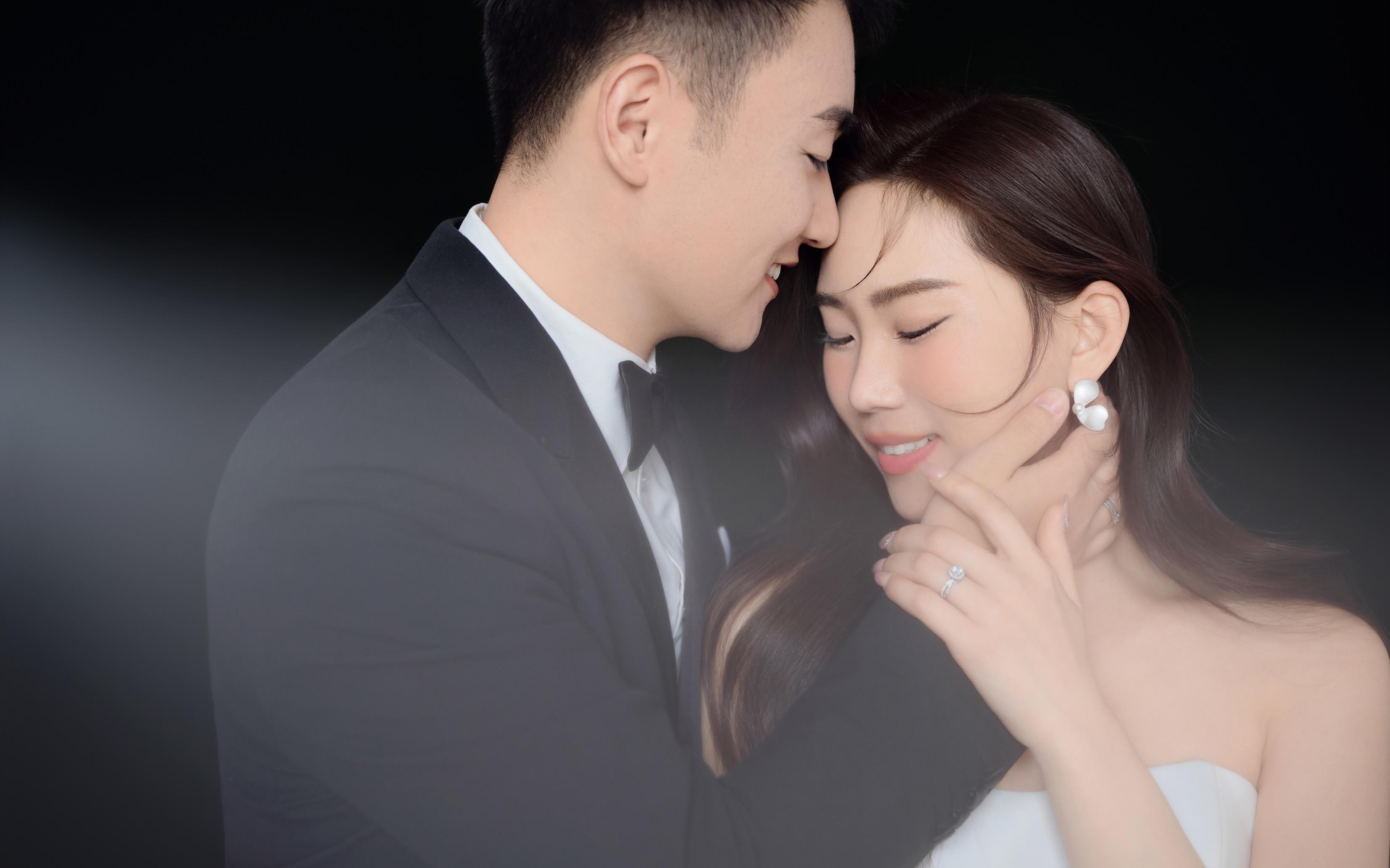 黑色背景下的极简韩式婚纱照
