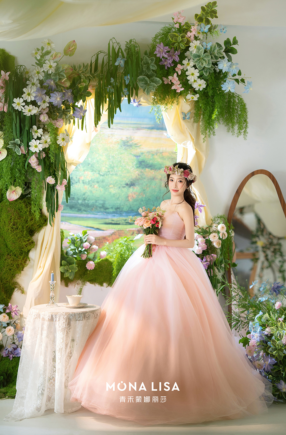 浪漫内景花园婚纱照｜粉色花朵婚纱中的幻想