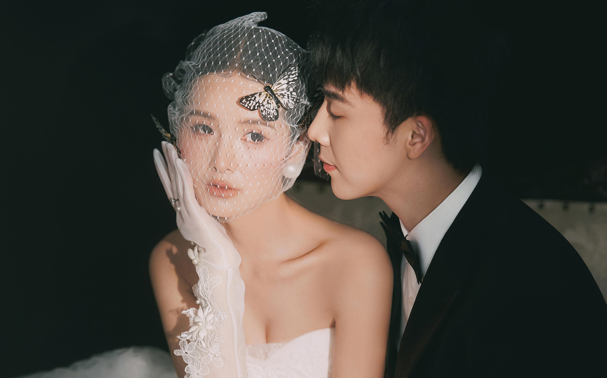 极简主纱婚纱照氛围感：暗调裹着月光白