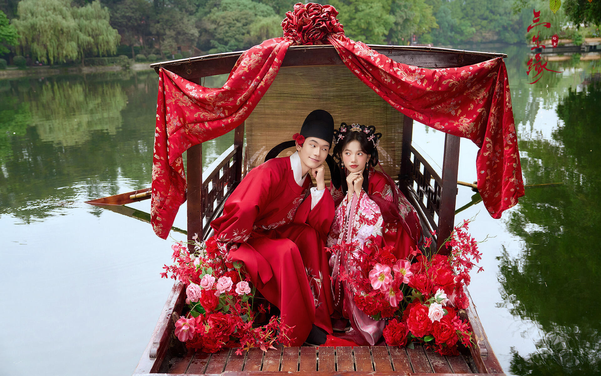 鳳冠霞帔！拍了贊爆朋友圈的水上漢服婚紗照