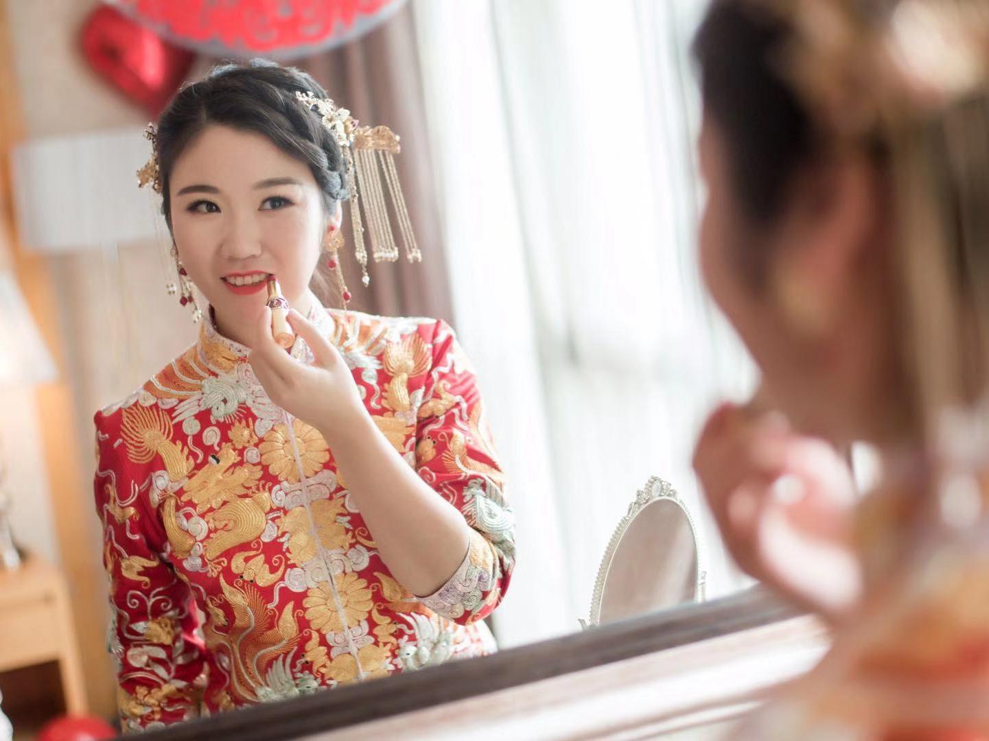 化妆师全天跟妆+一位伴娘妆+两个妈妈妆