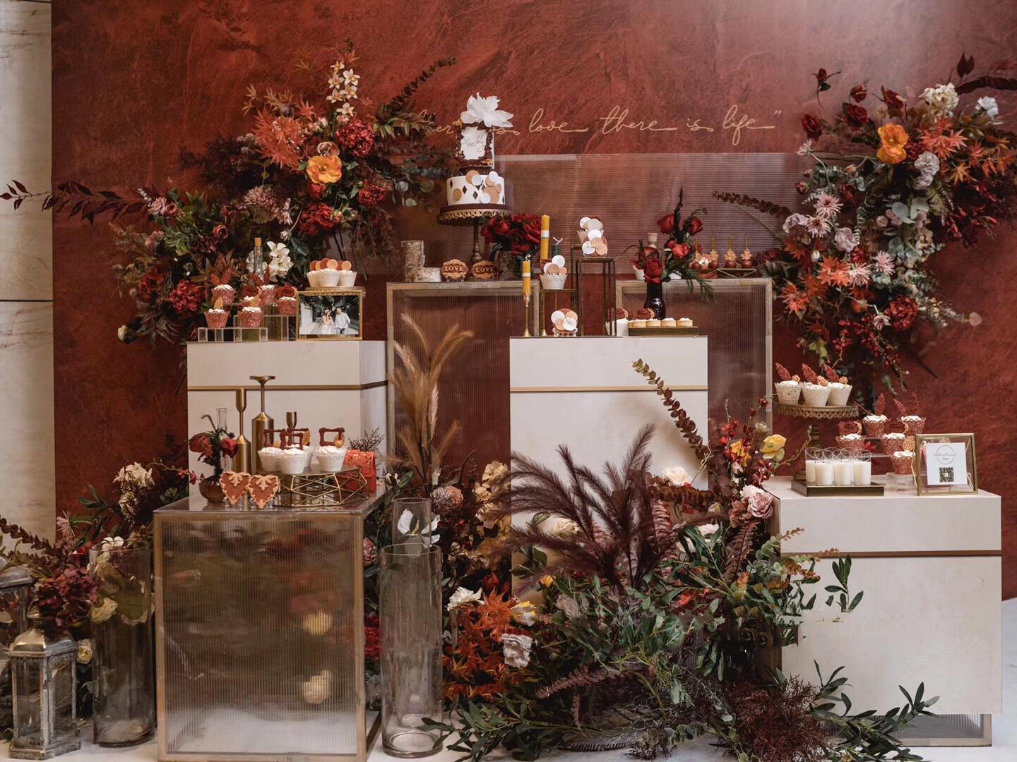 荔枝红色系现代简约室内婚礼