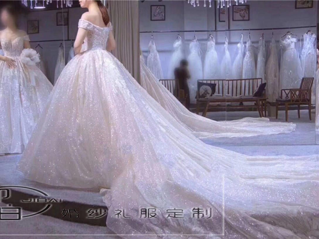 【即白婚纱·轻奢套餐】全场任意三件+跟妆+伴娘服