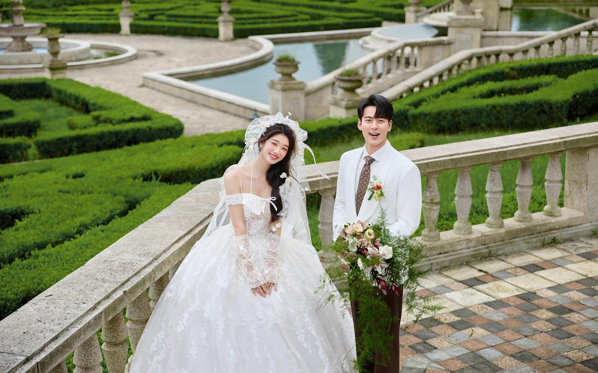 超美的外景草坪婚纱照