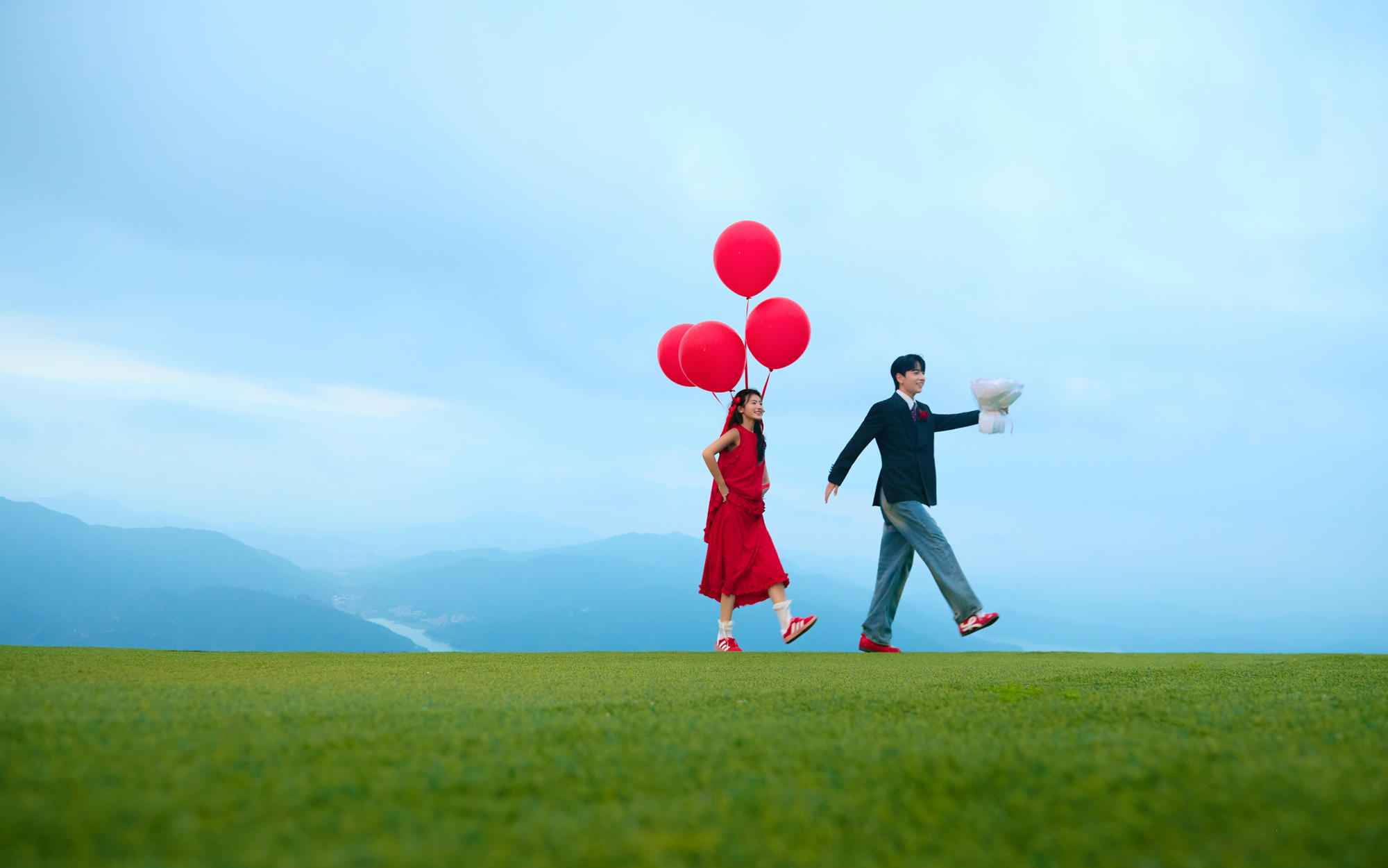 红色无袖连衣裙婚纱照