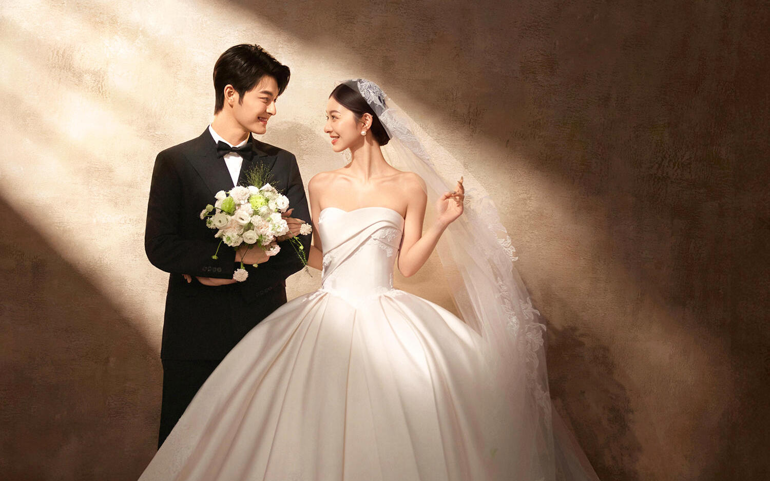 室內(nèi)光影婚紗照?真的好喜歡這種簡約高級感