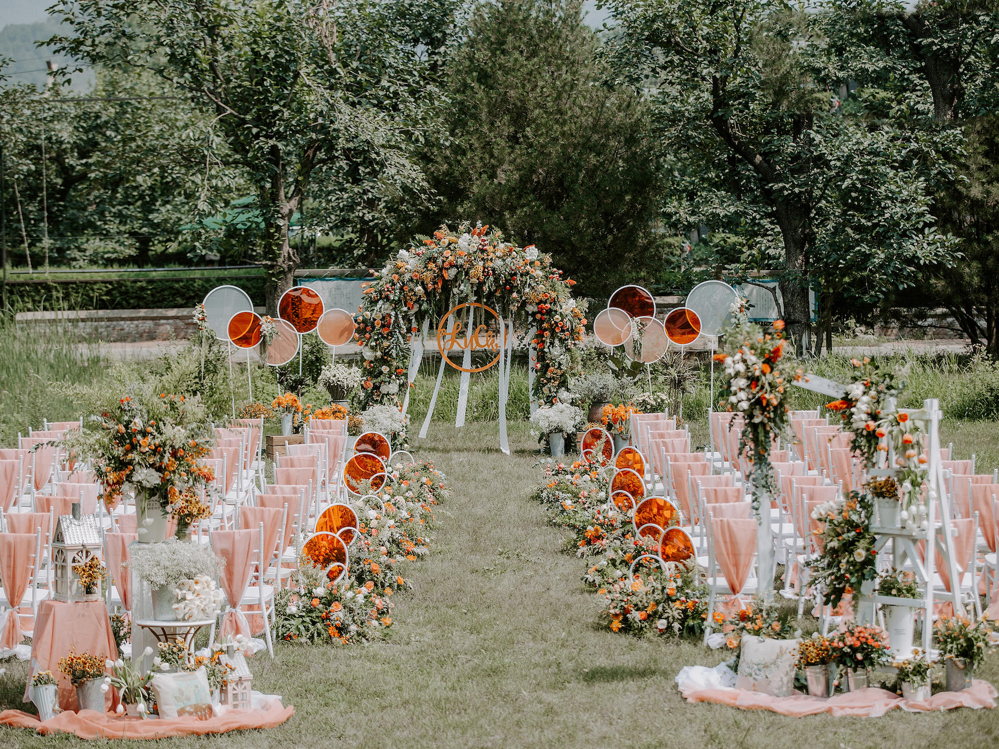 户外草坪小清新黄橙色婚礼