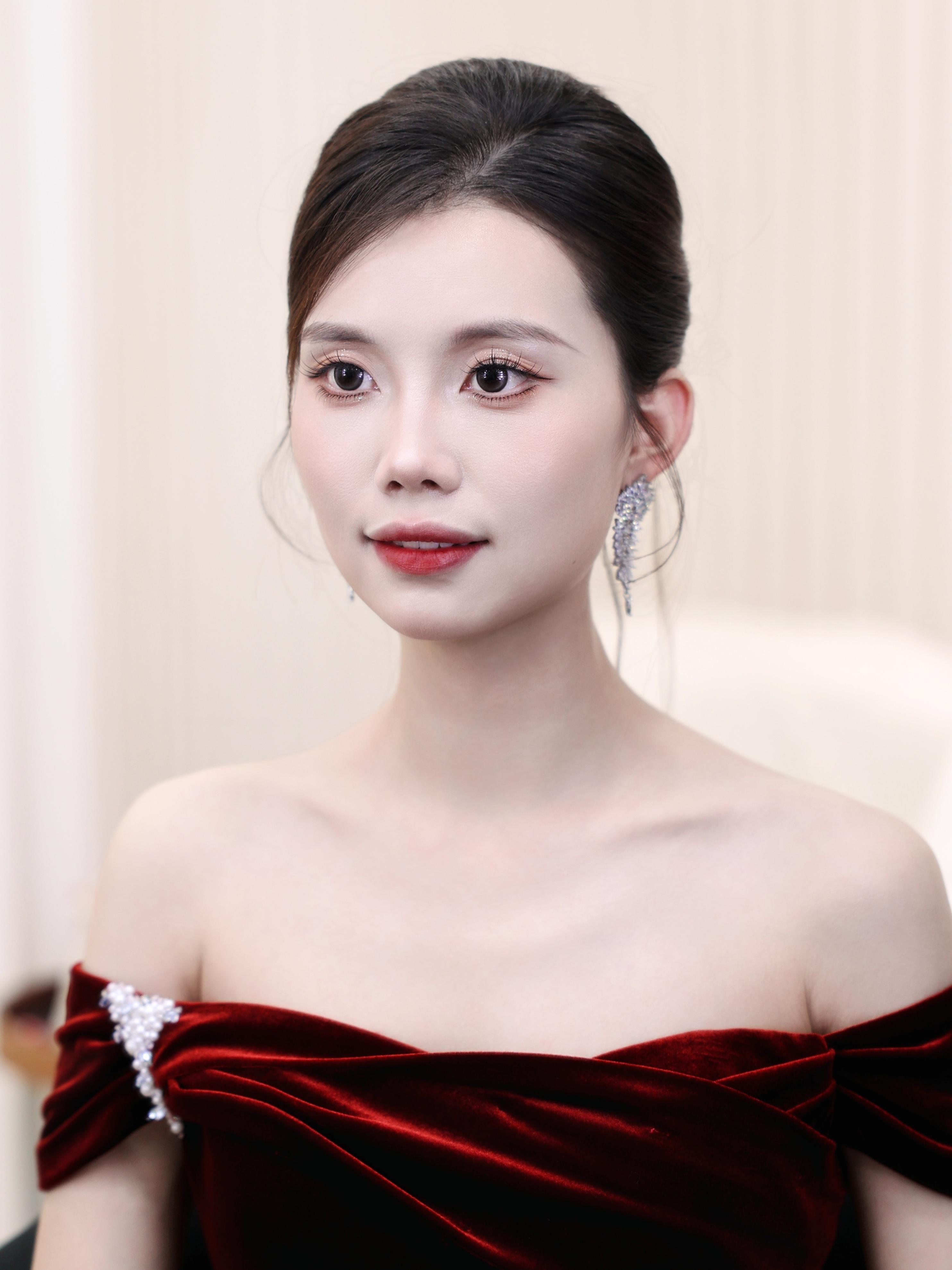 【白芷婚纱】红丝绒一字肩敬酒服造型