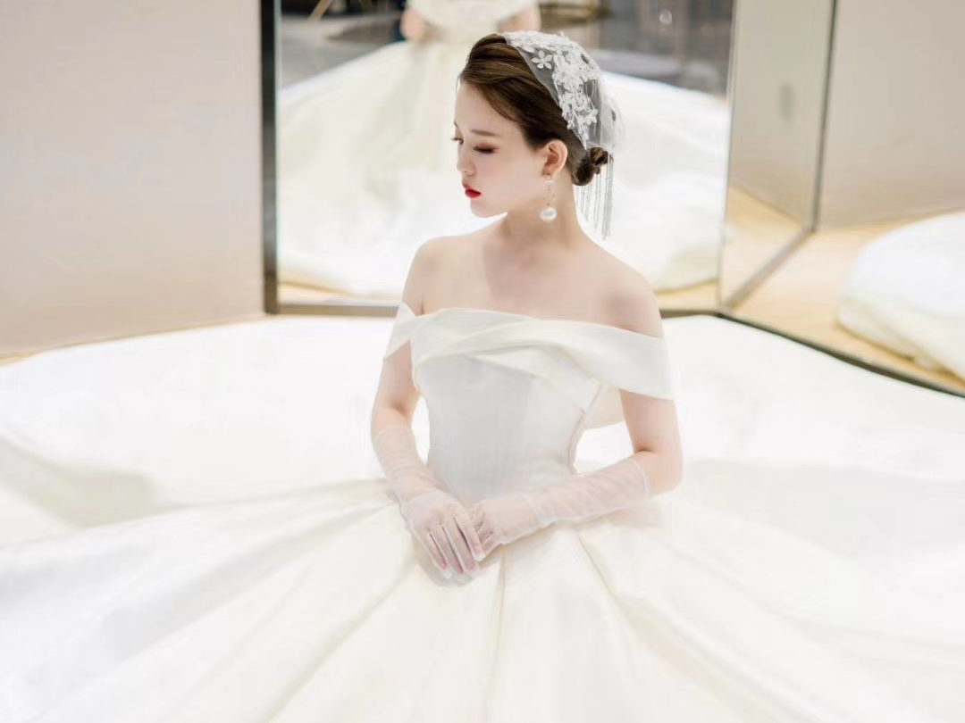 ¥5880 婚纱礼服+全跟妆