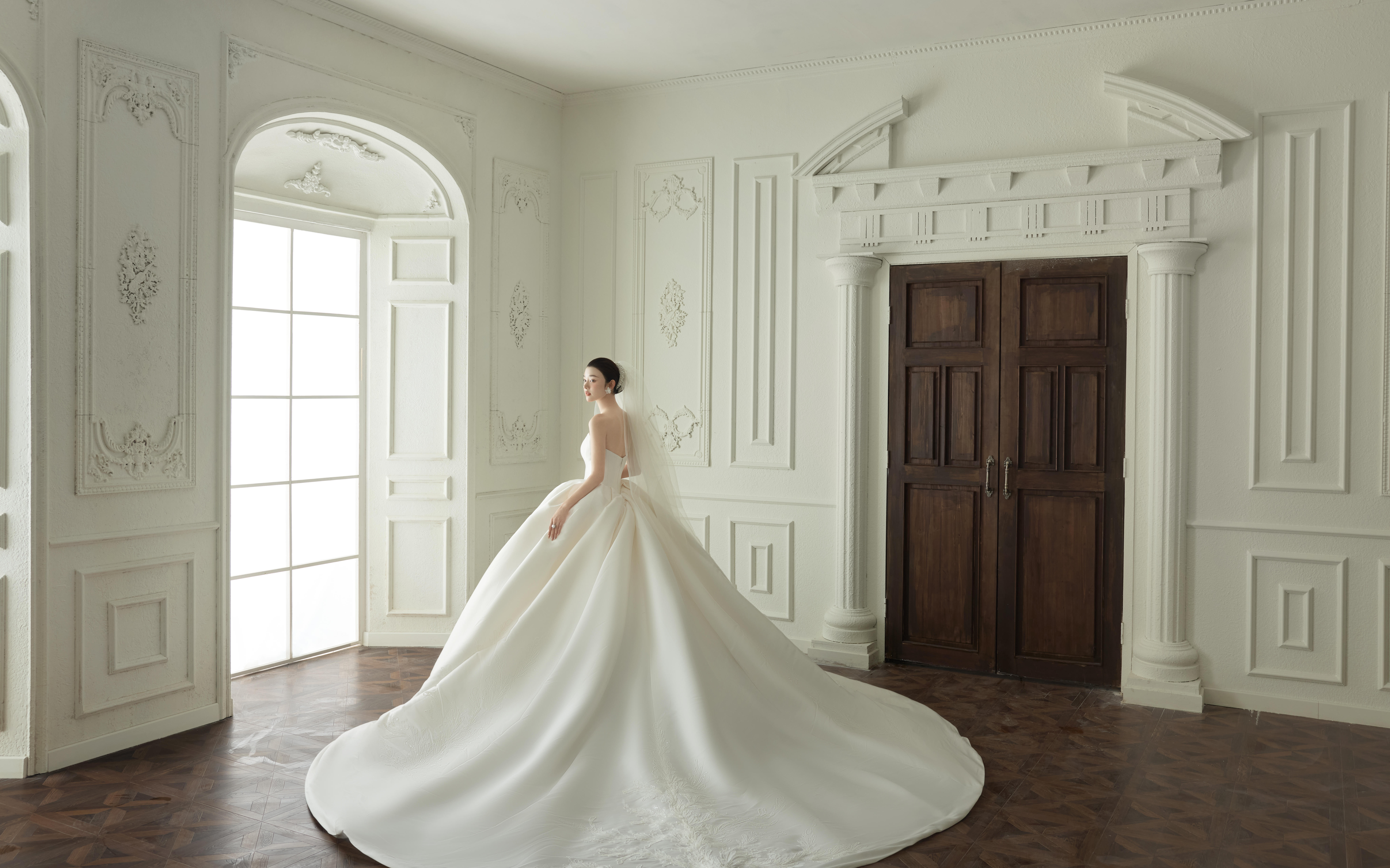 看不膩??經(jīng)典又高級(jí)的室內(nèi)主紗婚紗照?