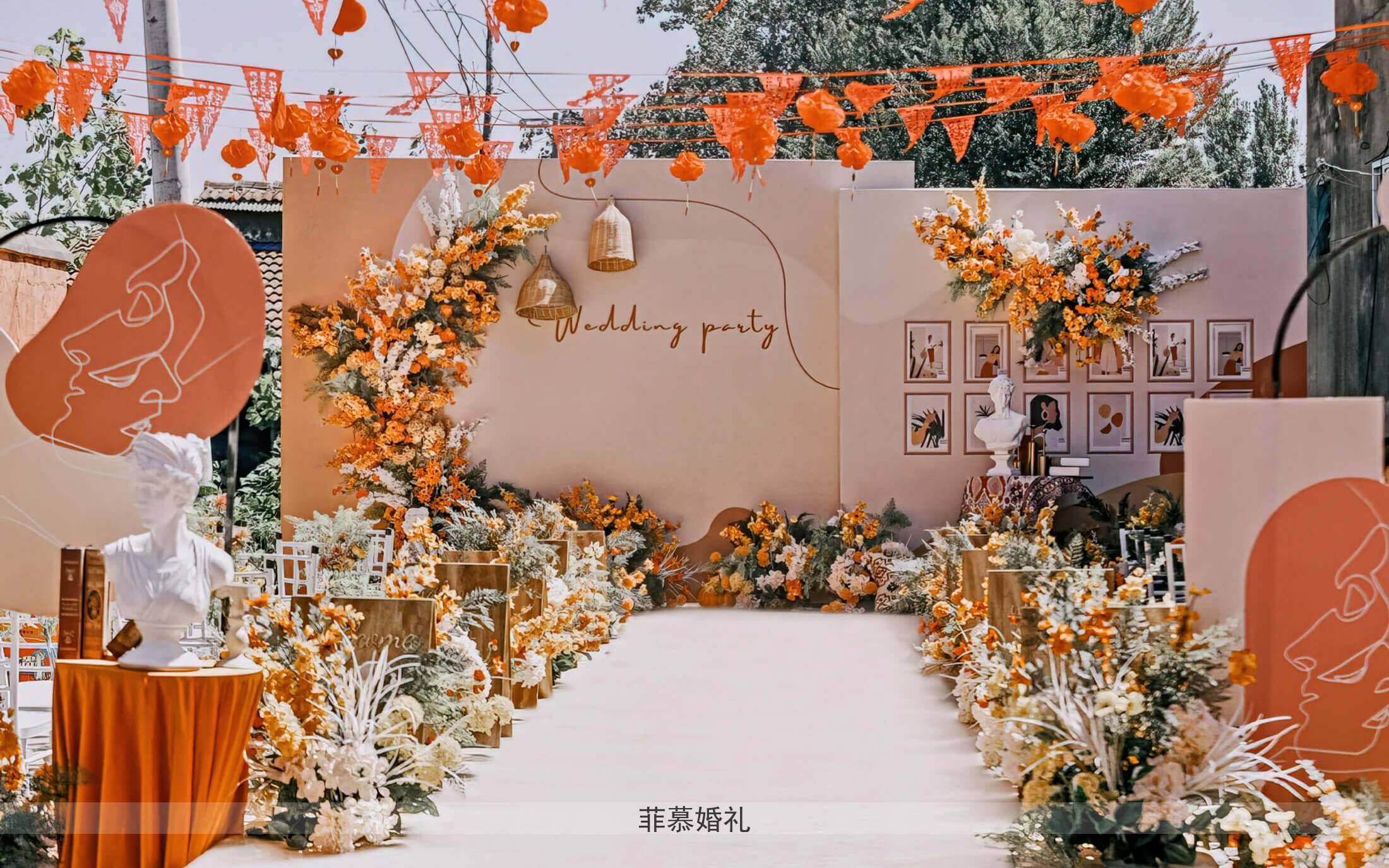 户外明亮橙色婚礼