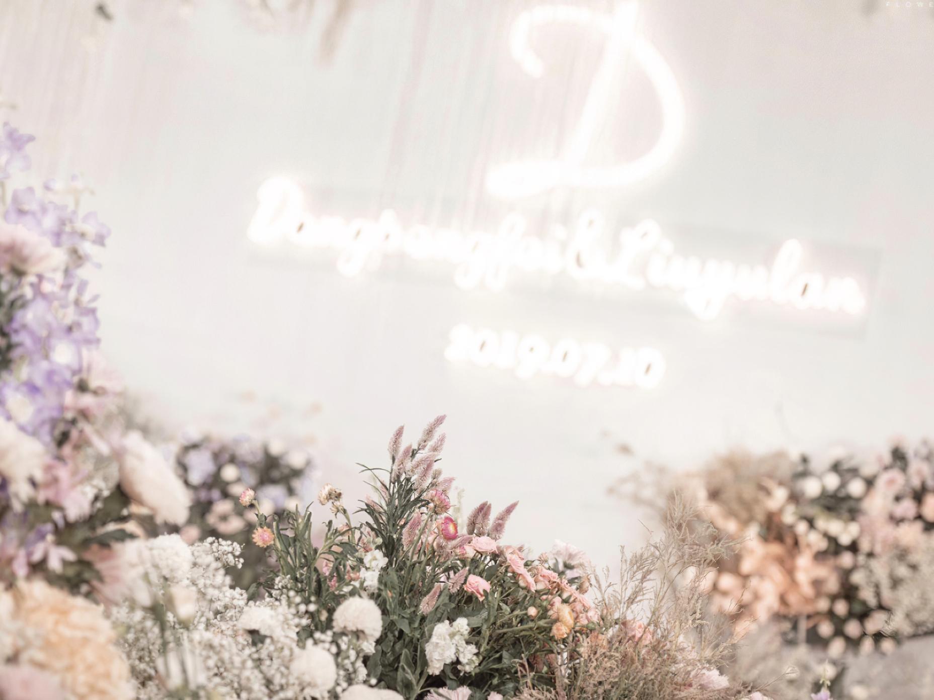 高端顶部装饰造型粉紫色系主题订制婚礼