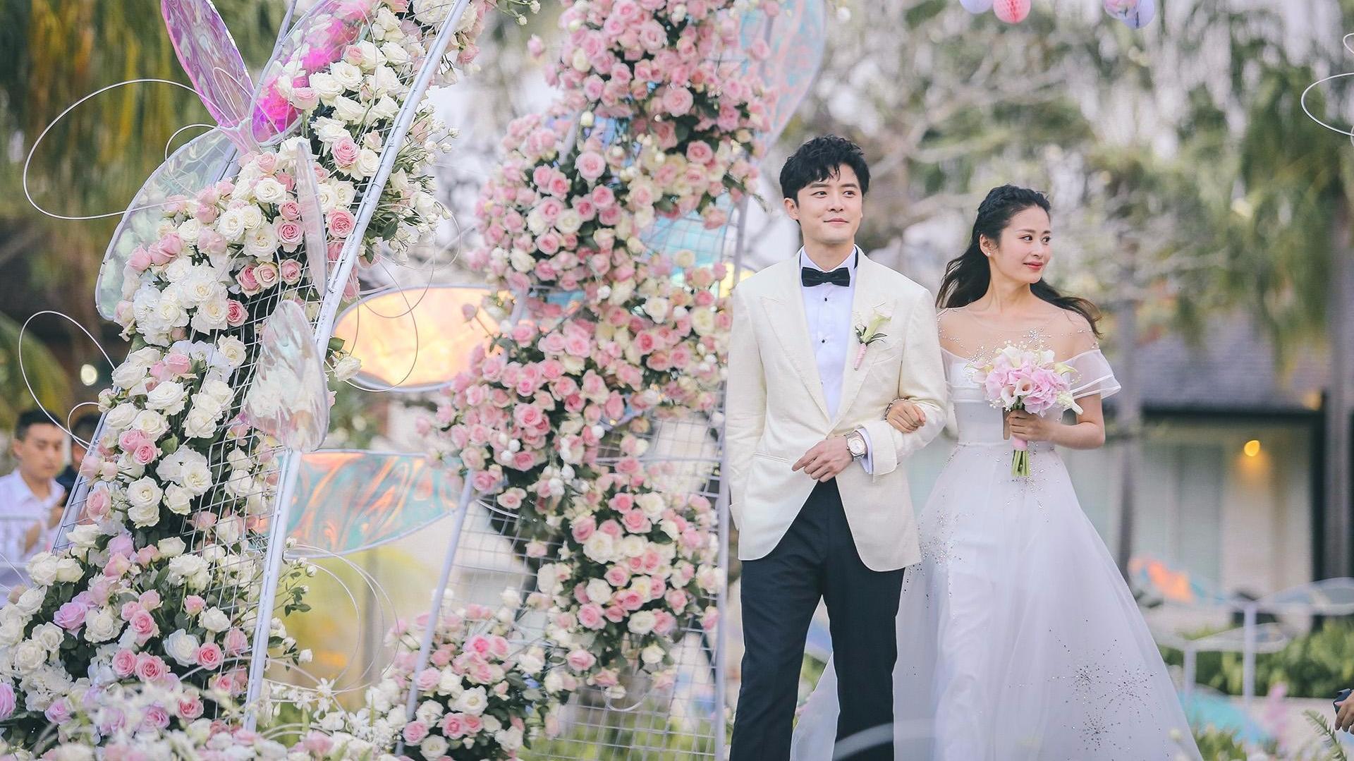 【店长推荐】新娘市内跟妆+梦幻婚纱3件套送伴娘服