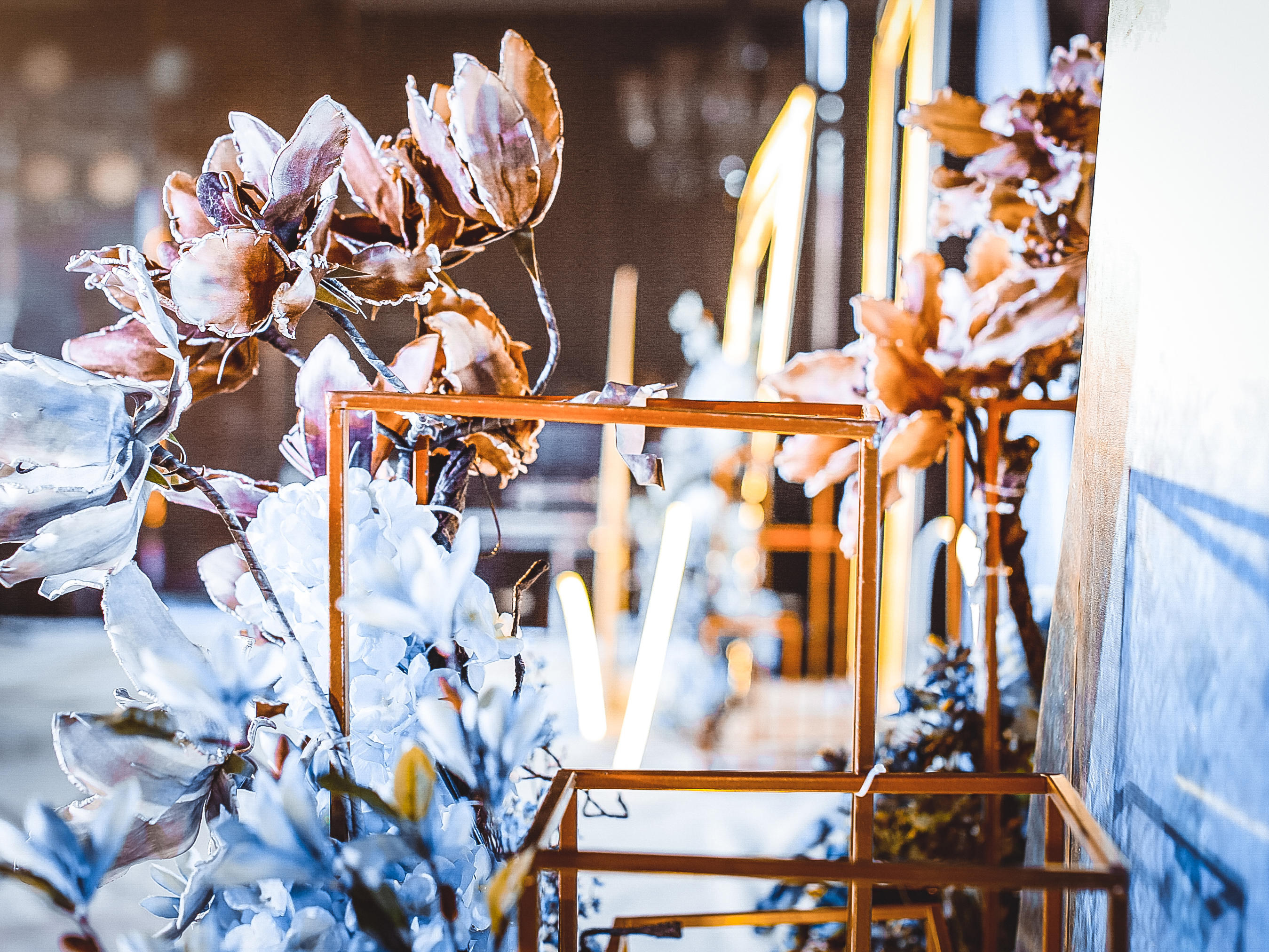 酒店室内蓝色线条婚礼预告