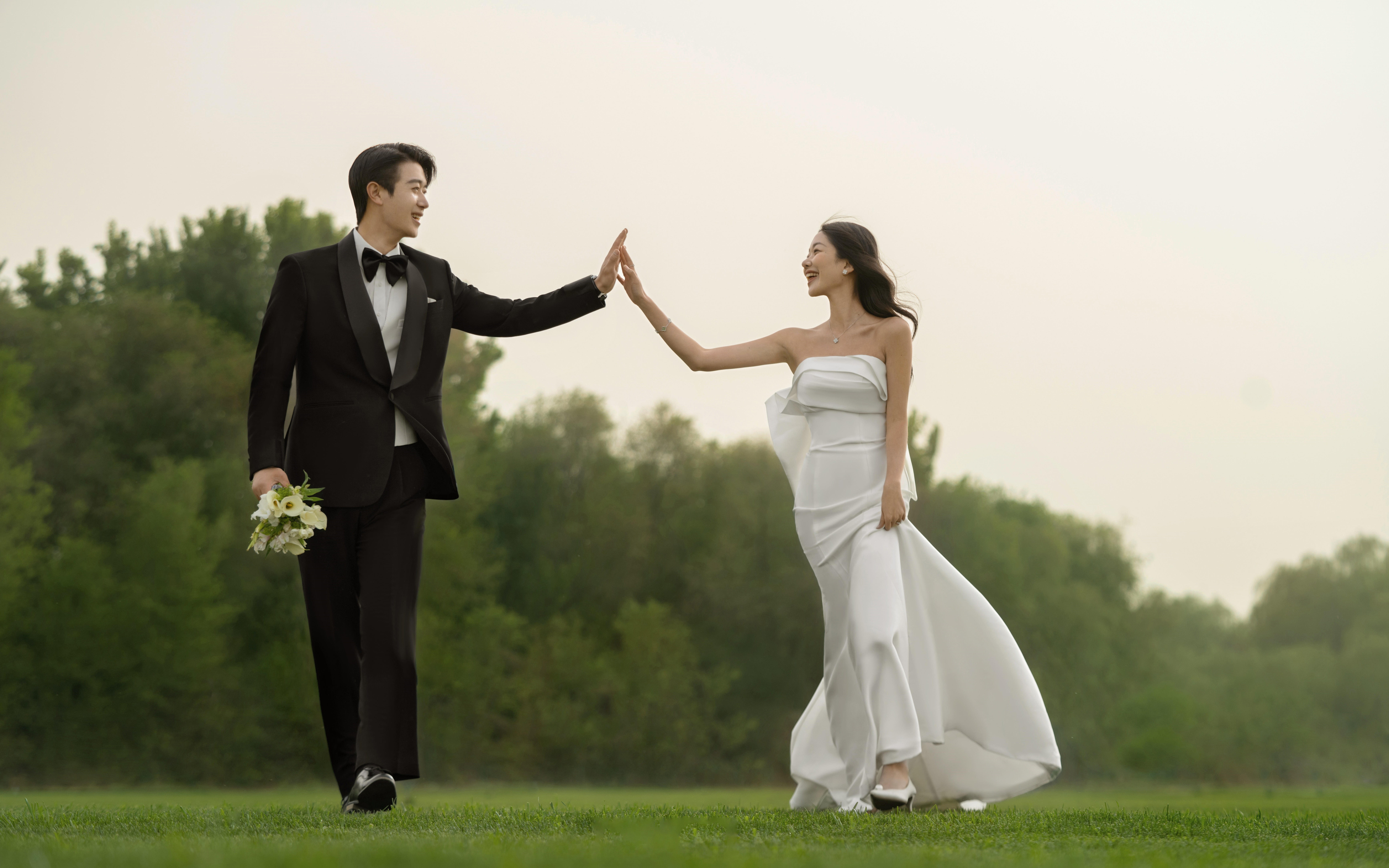 森系美学--草坪 微风 自然 治愈 婚纱照