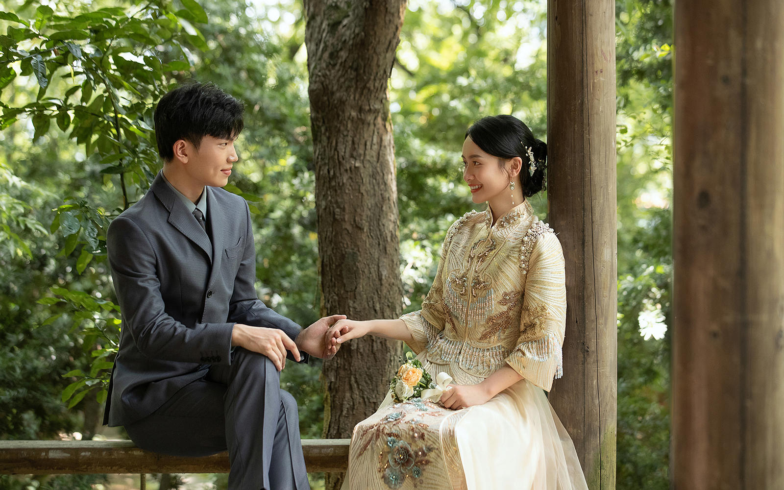 【施華洛攝影】俏皮也不失端莊的淺色秀禾服婚紗照