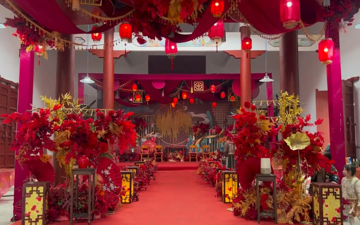 礼堂见证中式婚宴的淳朴美好