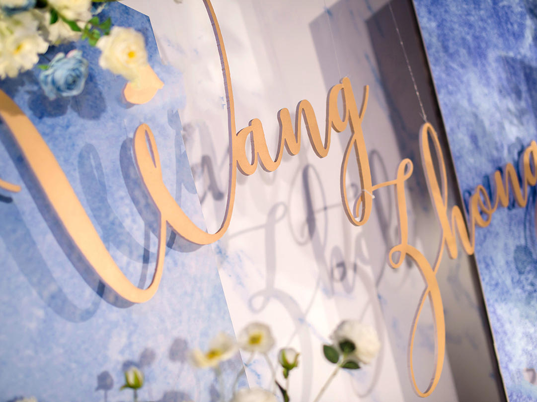 粉色纯白。梦中的眼眸