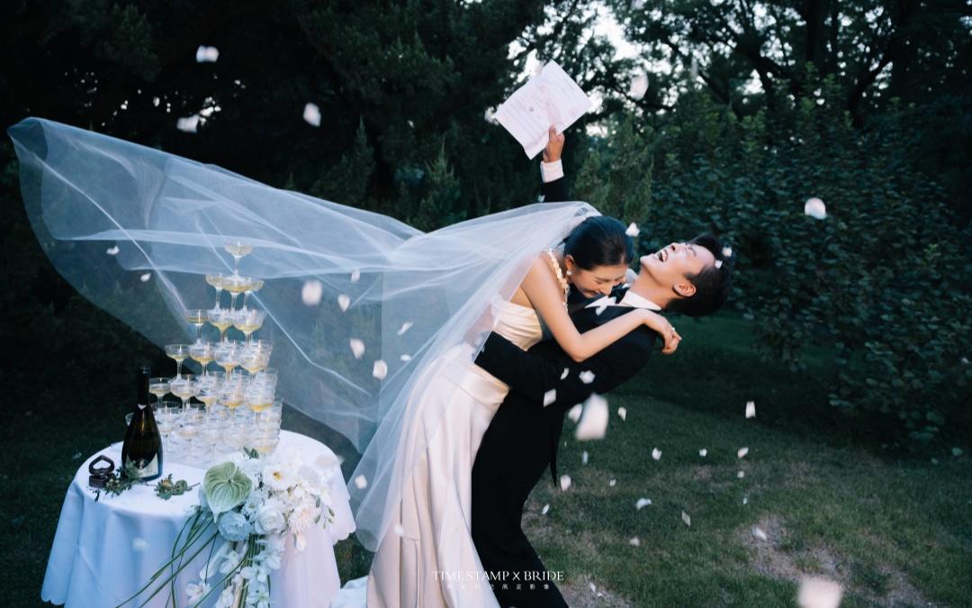 “娶到心爱的人就像打了一场胜仗”婚纱照