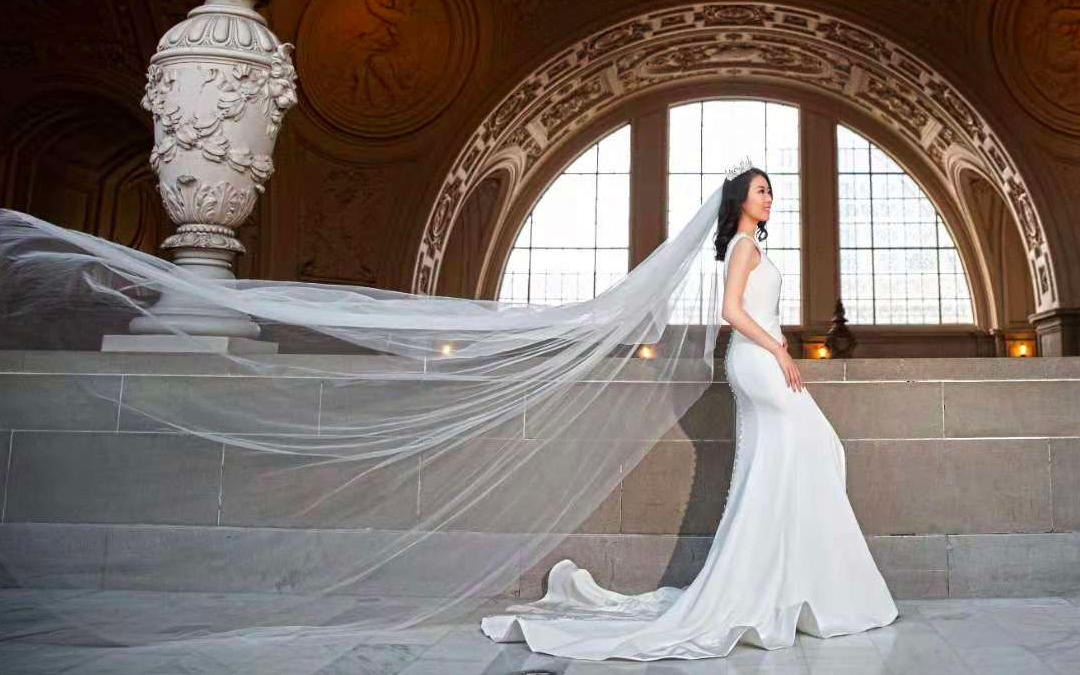 深V美背缎面鱼尾婚纱 简约知性