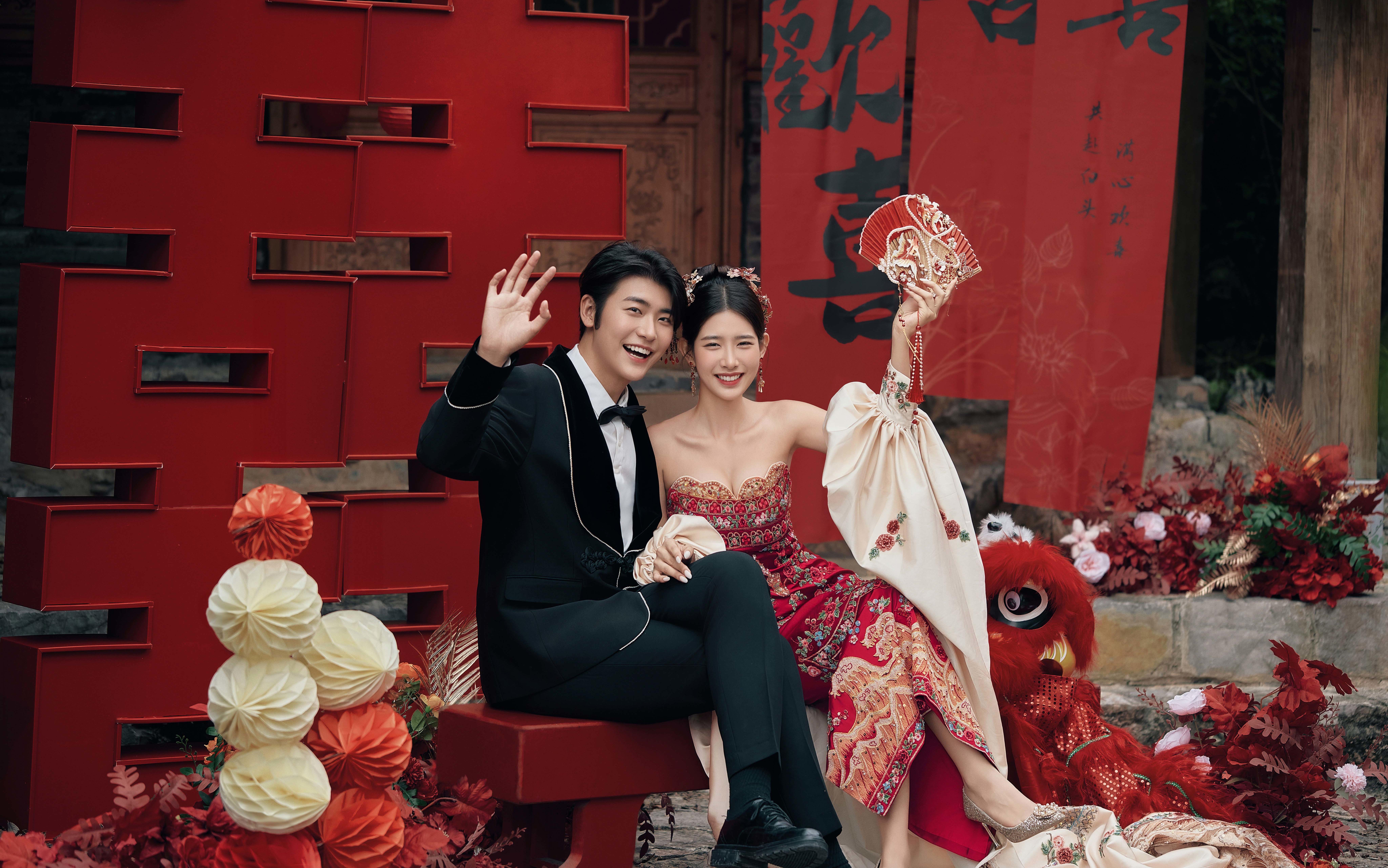 一眼驚艷 風(fēng)情萬種的紅色新中式園林婚照