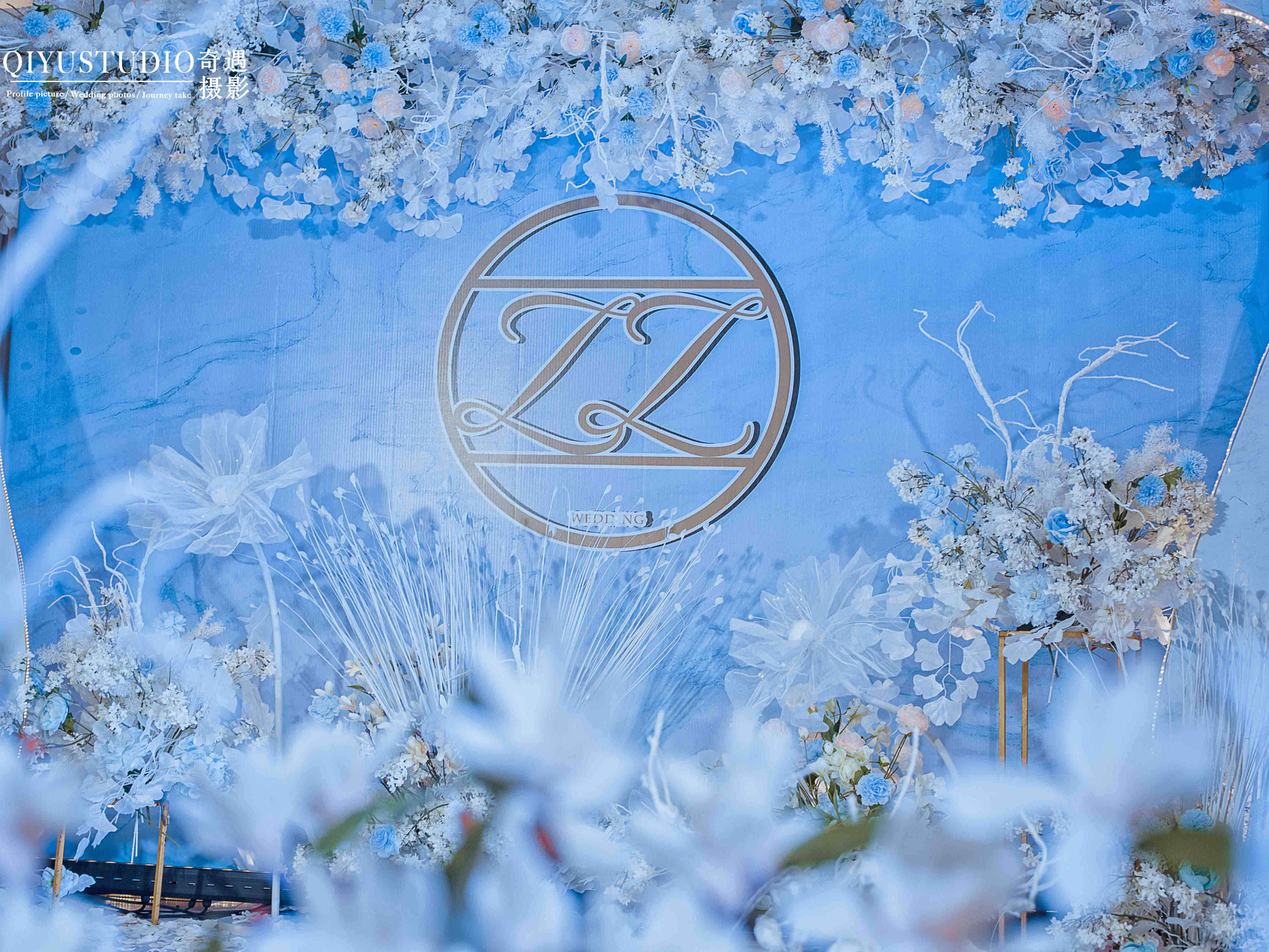 蓝色，白色，简洁，大方，纯粹