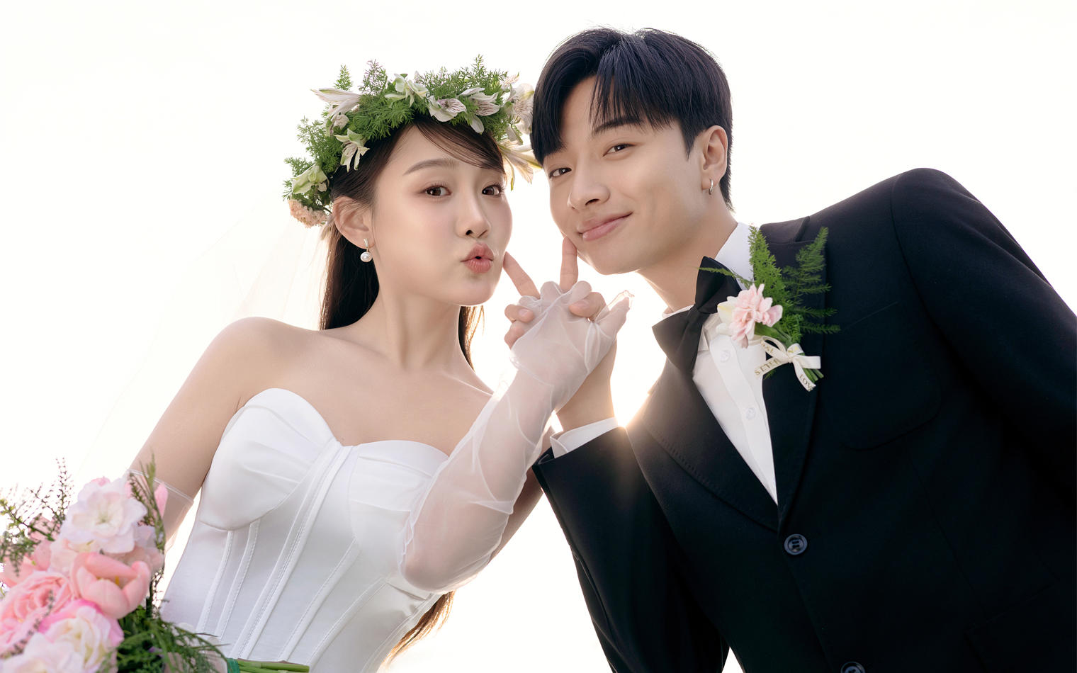 清新风绿地草坪婚纱照