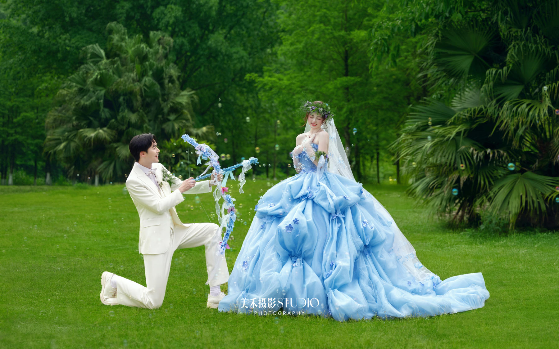 心动预警，超甜美鲜花草坪婚纱照