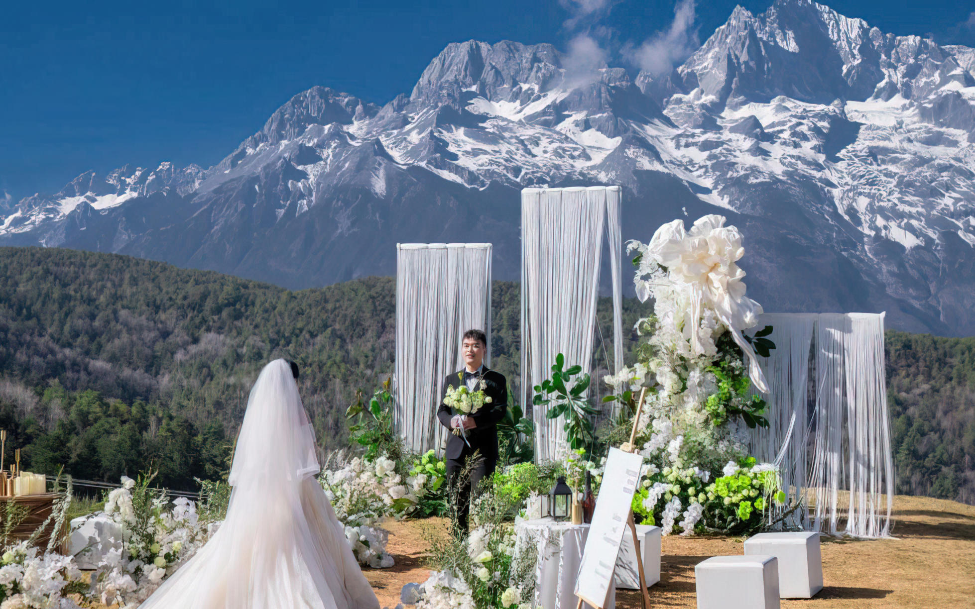 白绿交织的爱情盛典雪山之下两人的旅行婚礼