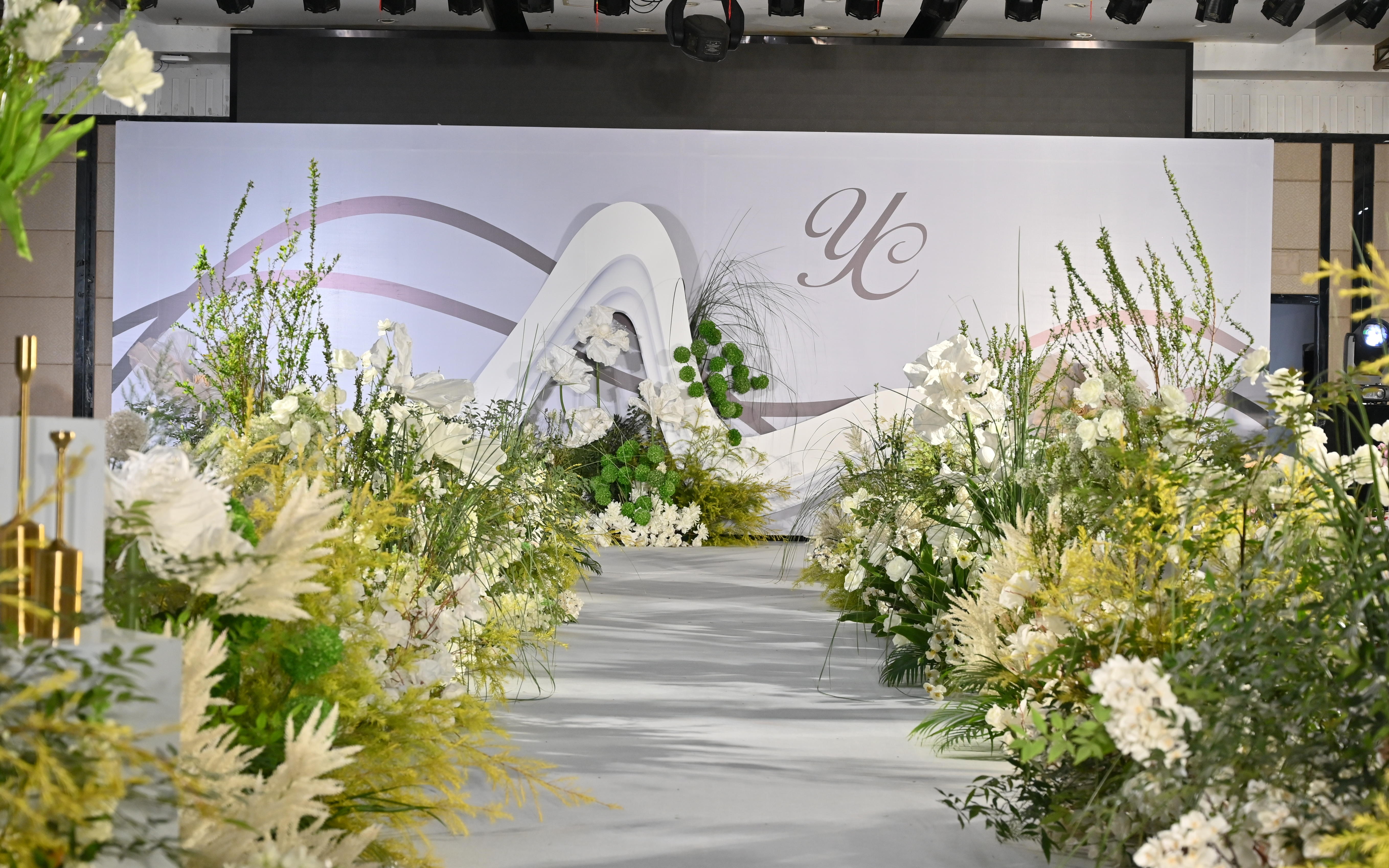 【蛟龙港大酒店，含四大金刚，T台灯光大海报婚车】