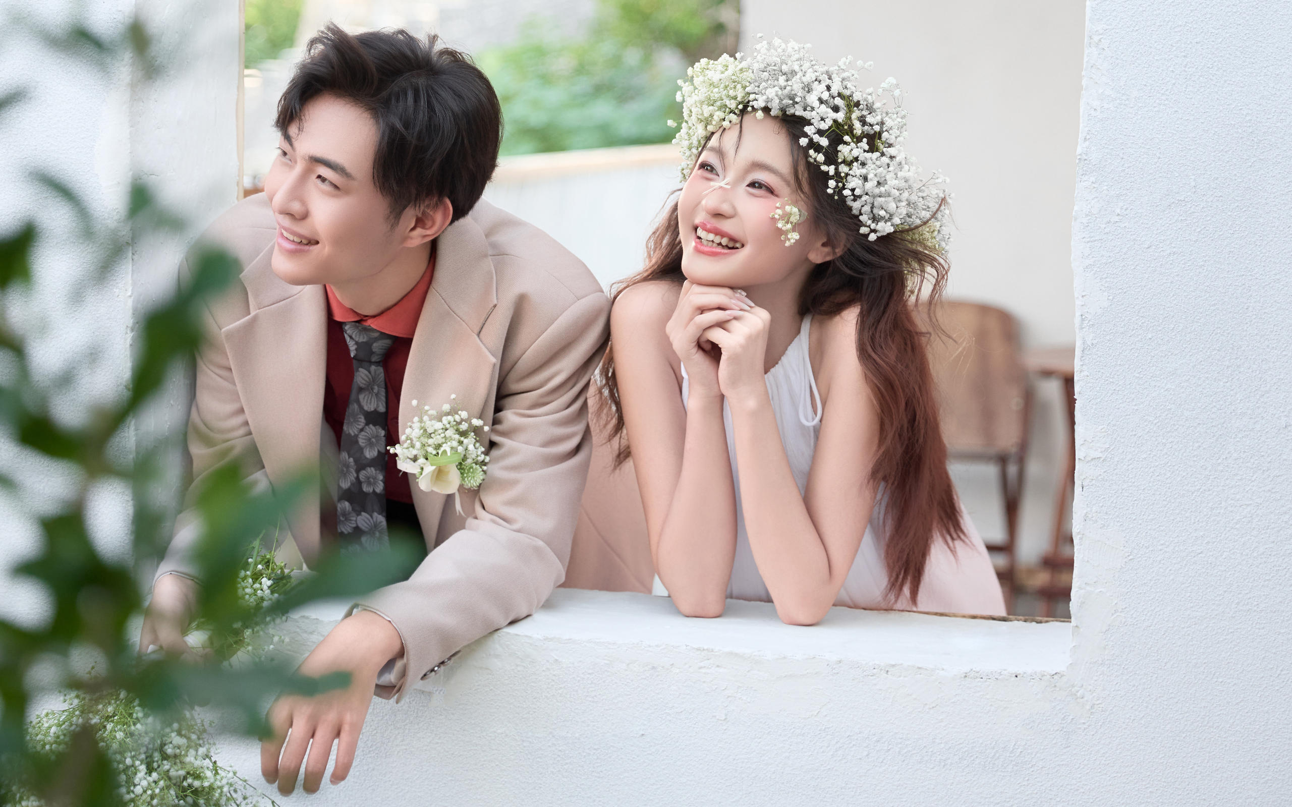 在滿是鮮花的花房里拍婚紗照，真的像闖進了童話世界