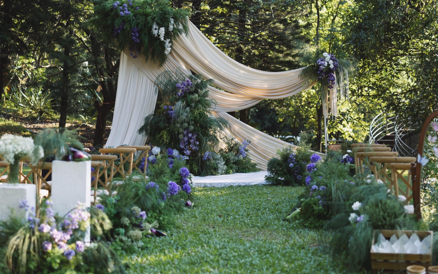 云墨嘉禮策劃｜戶外小眾布蔓造型婚禮