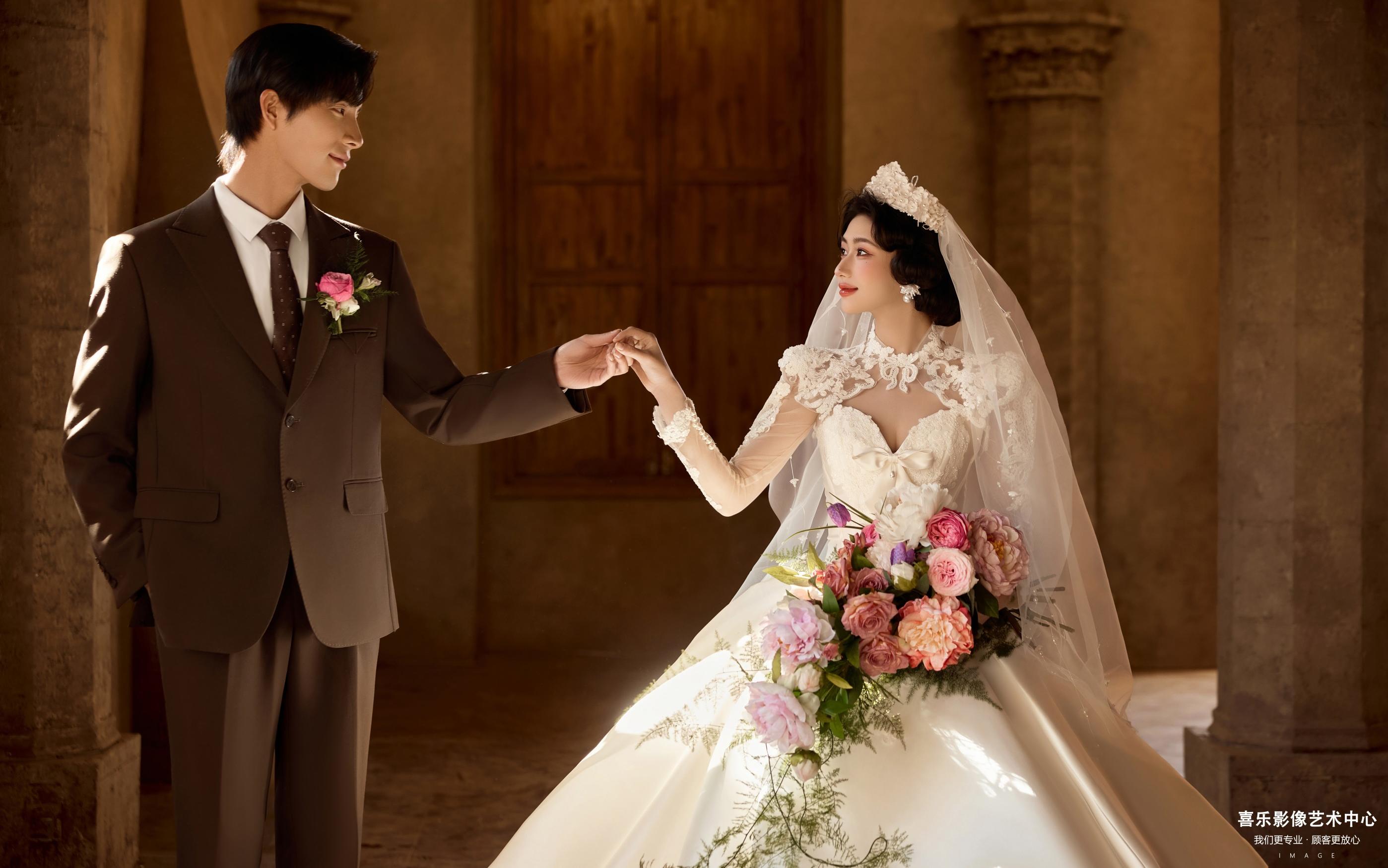 古堡里的復(fù)古宮廷婚照