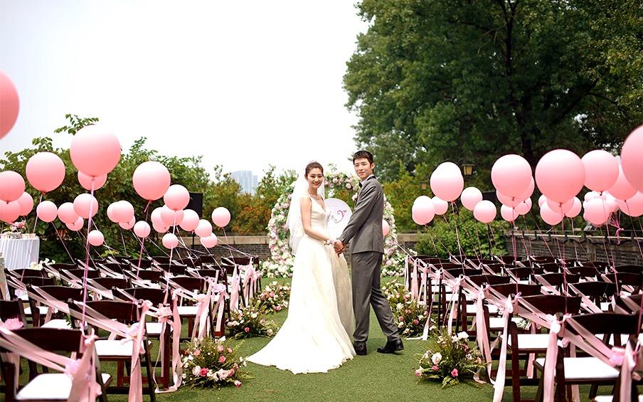 王薇薇露背蝴蝶结户外婚礼参考