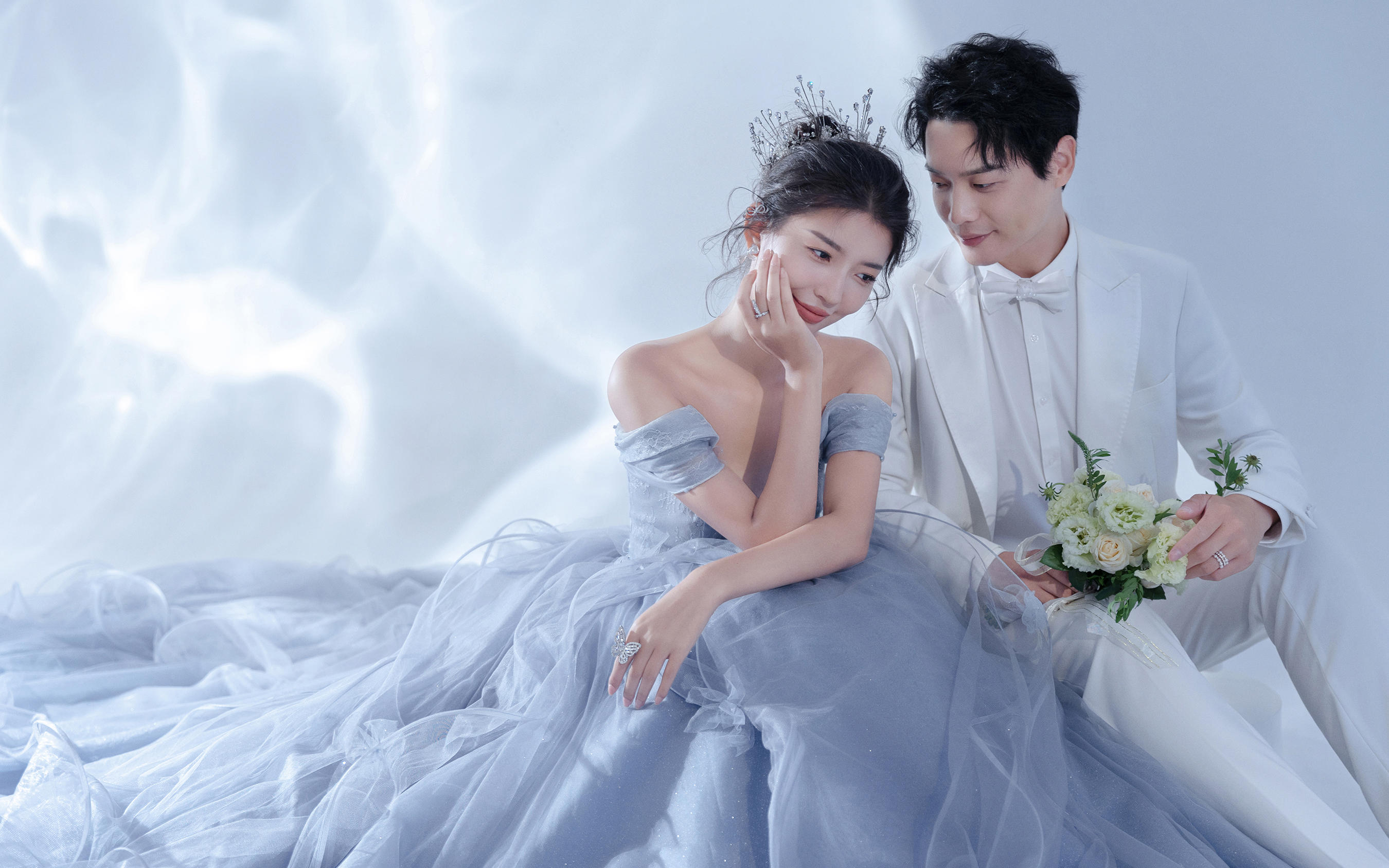 高定婚照｜霧藍(lán)輕紗配水晶冠，每一幀都是仙氣感的甜