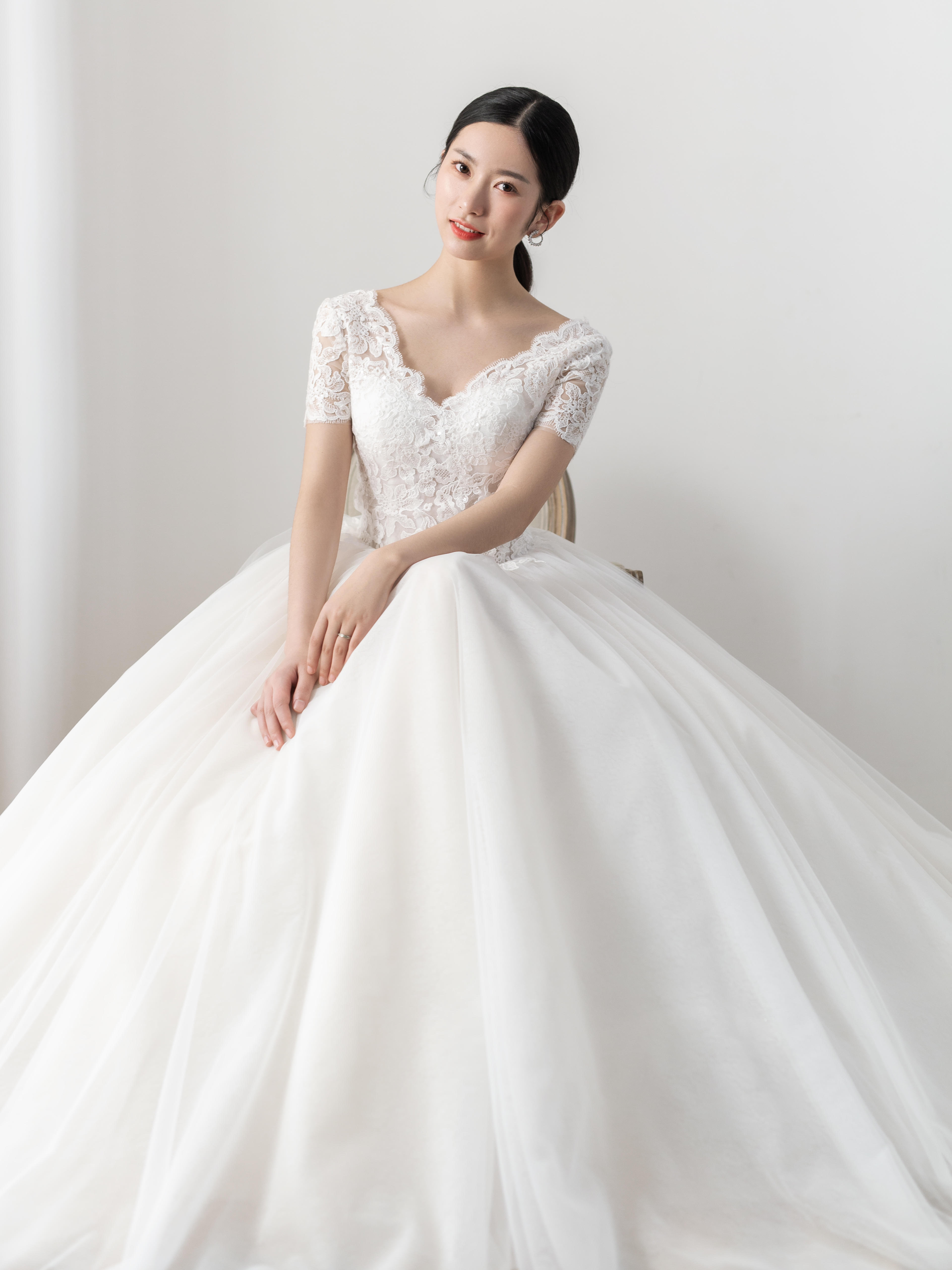 简约气质蕾丝V领小拖尾仪式纱＋中式嫁衣，超值套餐