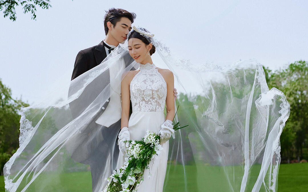 【美到犯規(guī)的森系草坪婚紗照】