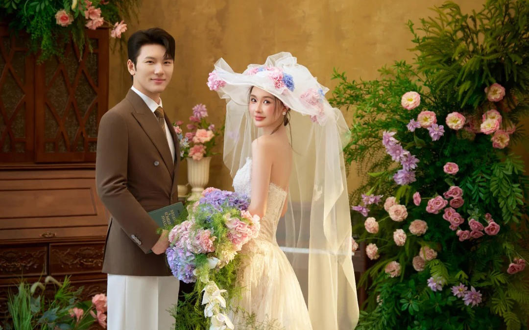 氛围感文艺油画婚照