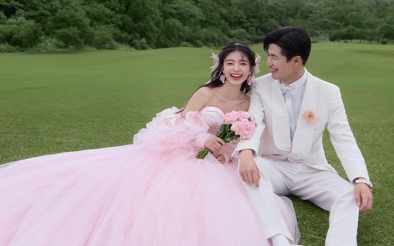 甜过初恋💕的粉纱草坪婚纱照,可以这么浪漫
