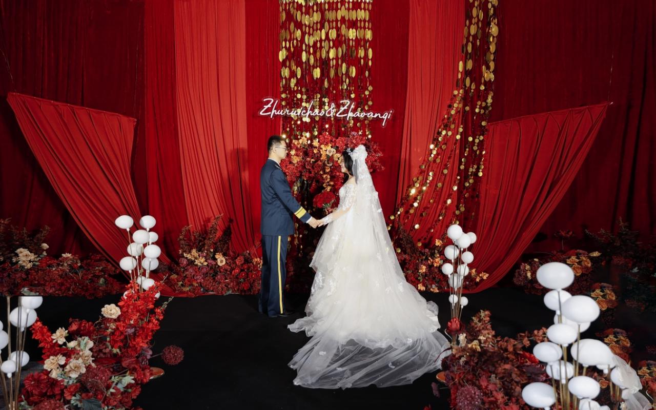 爱意藏不住丨复古红色布幔现场