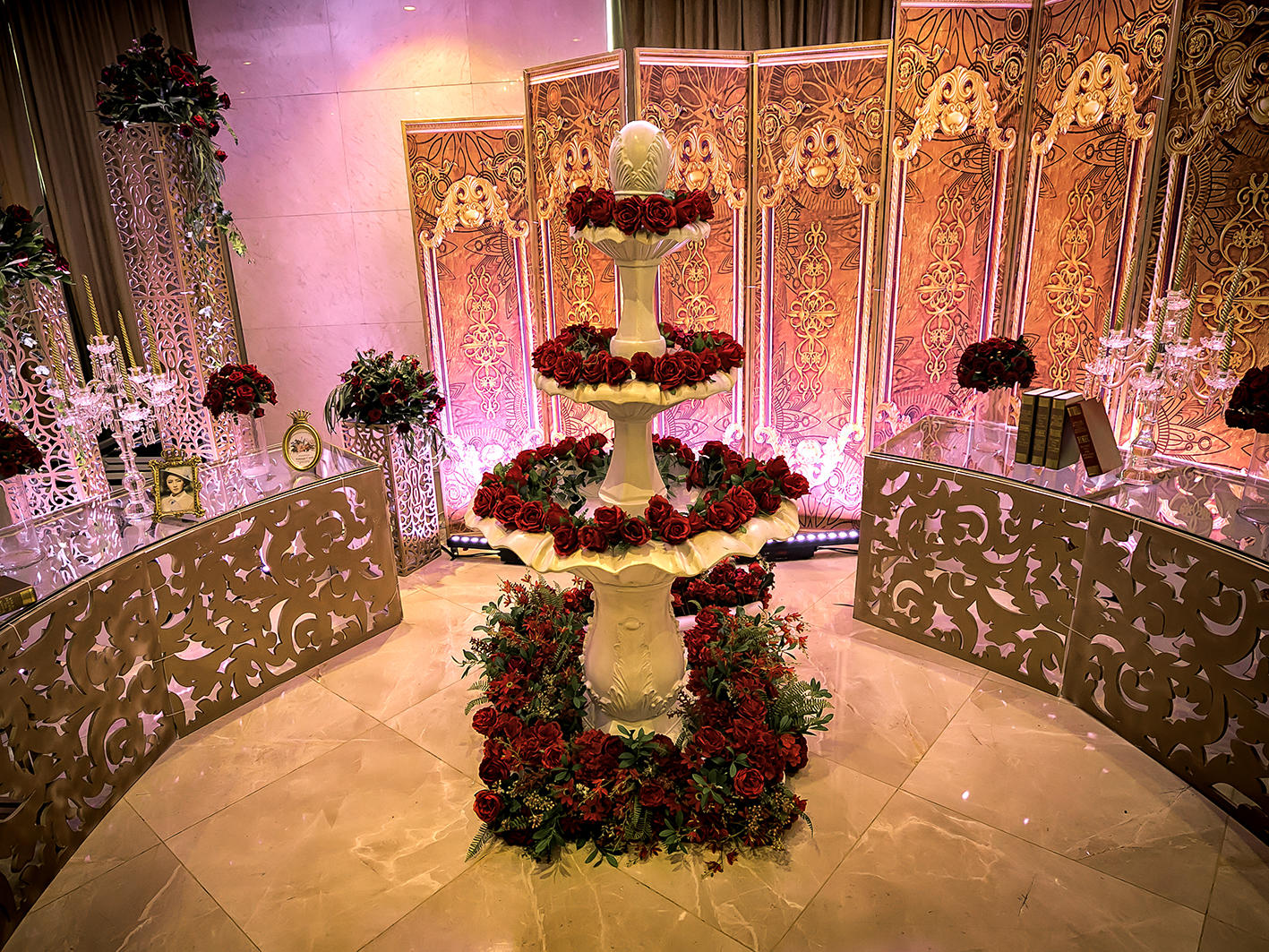 《女王驾到》高贵、奢华、欧式、红金。