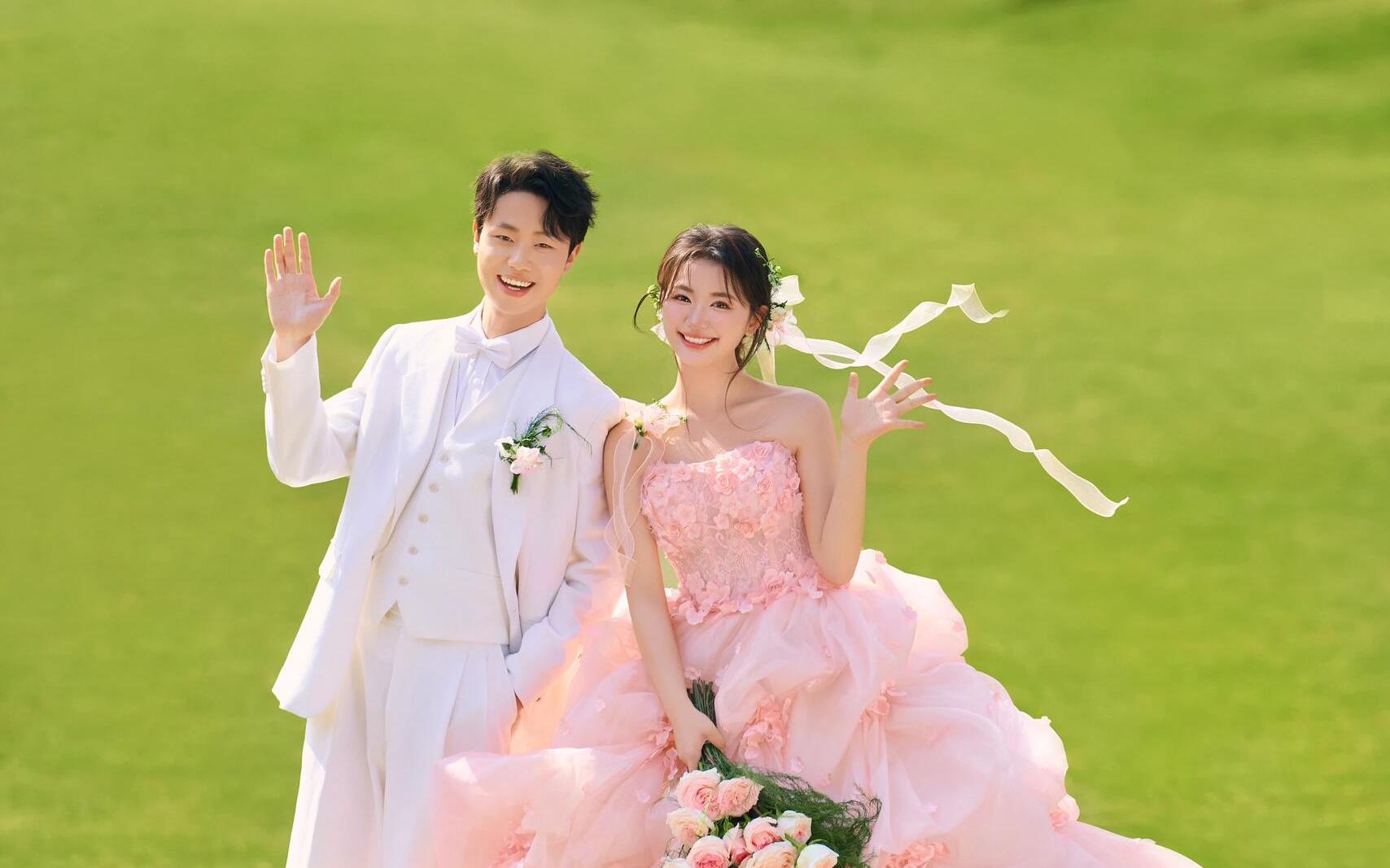 【婆婆攔著拍的粉色婚紗照】