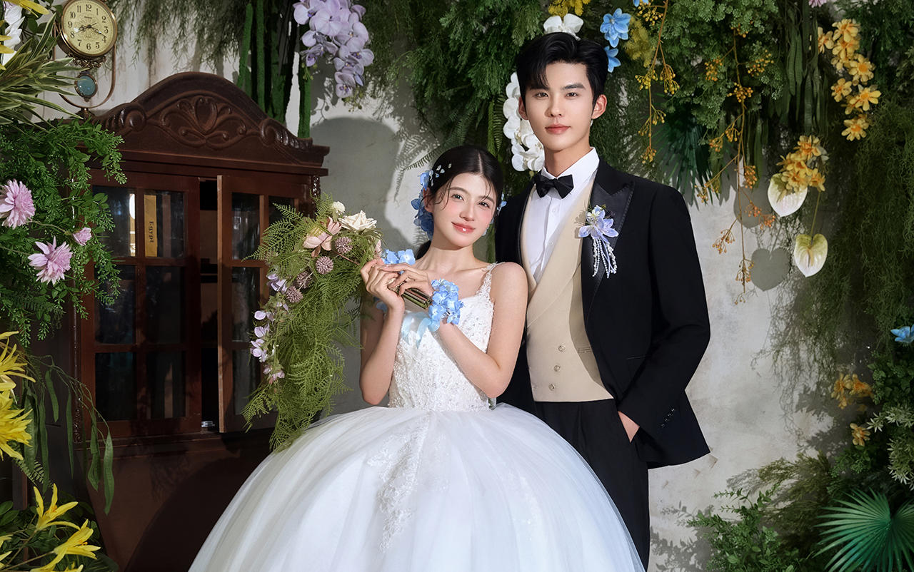 儀式感室內(nèi)復(fù)古花房婚紗照
