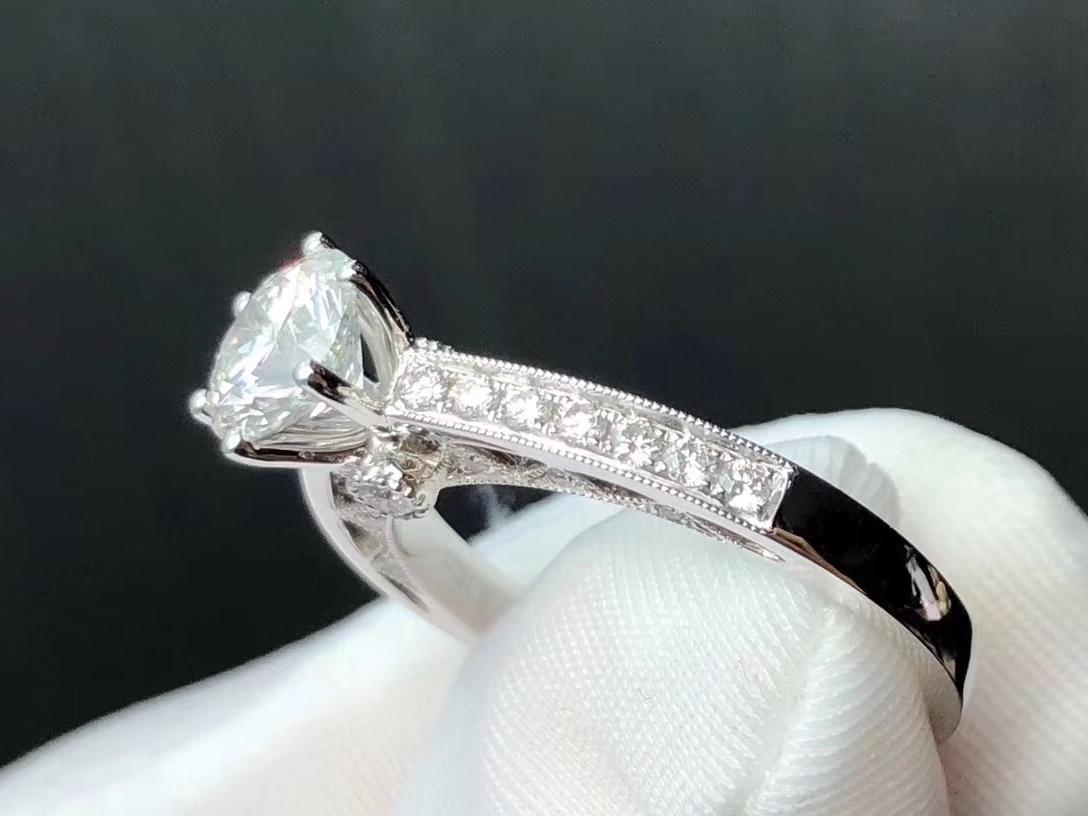 「时匠珠宝」钻戒 时尚小奢华 六爪戒托款