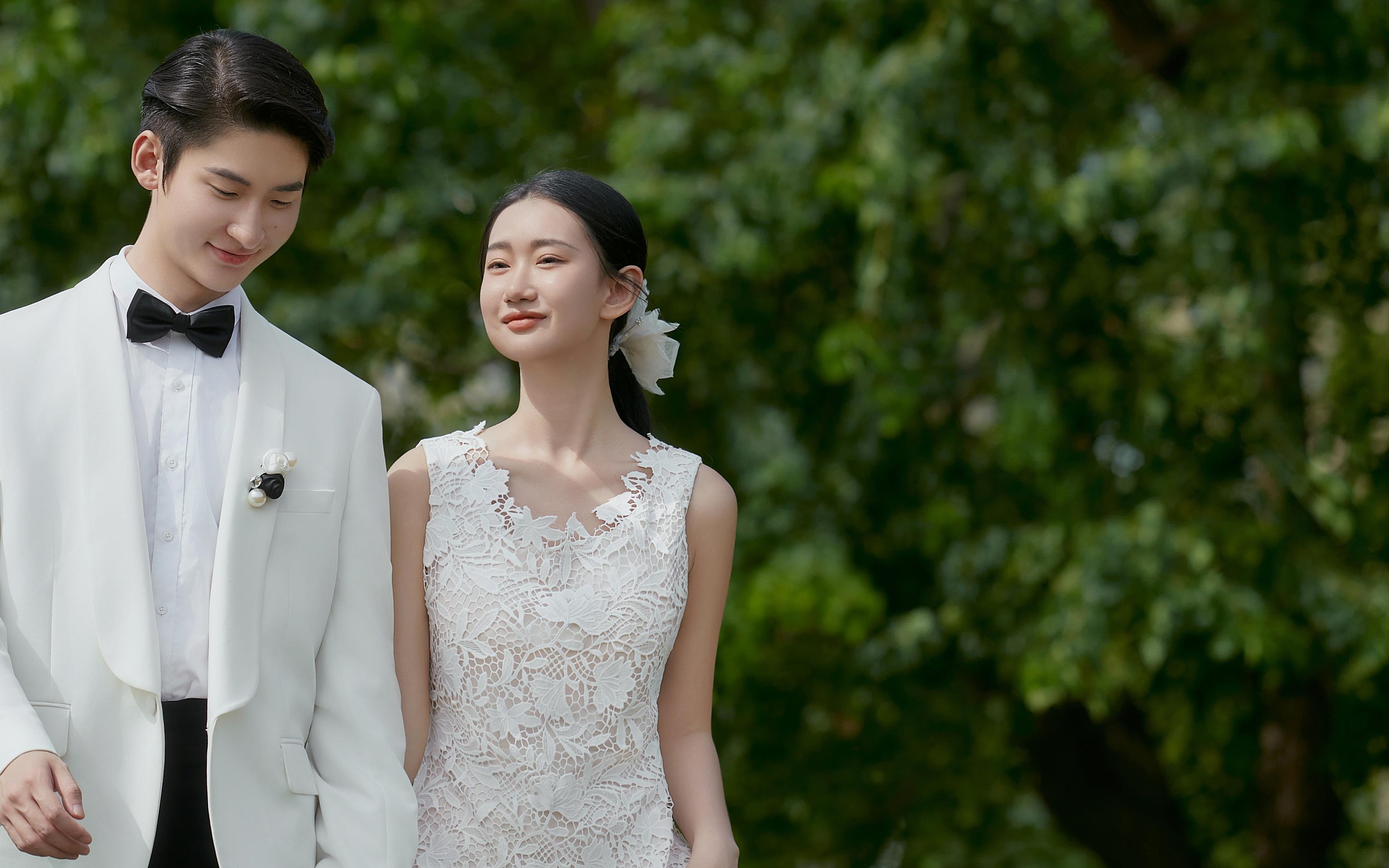 在绿草坪上，我们把婚礼写成了春天的情书