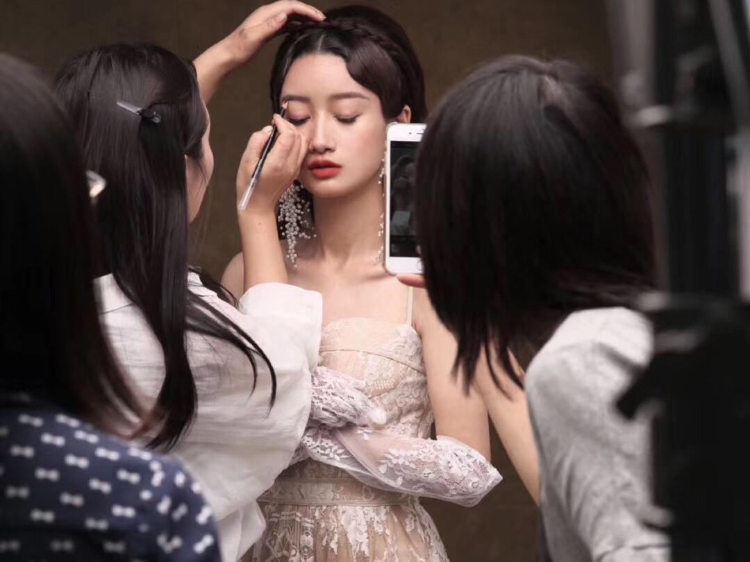 鑫简派美学   资深化妆师   全程  跟妆