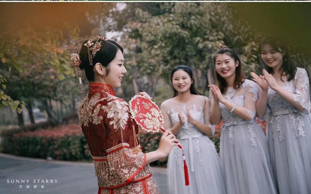 芙蓉不及美人妆，水殿风来珠翠香