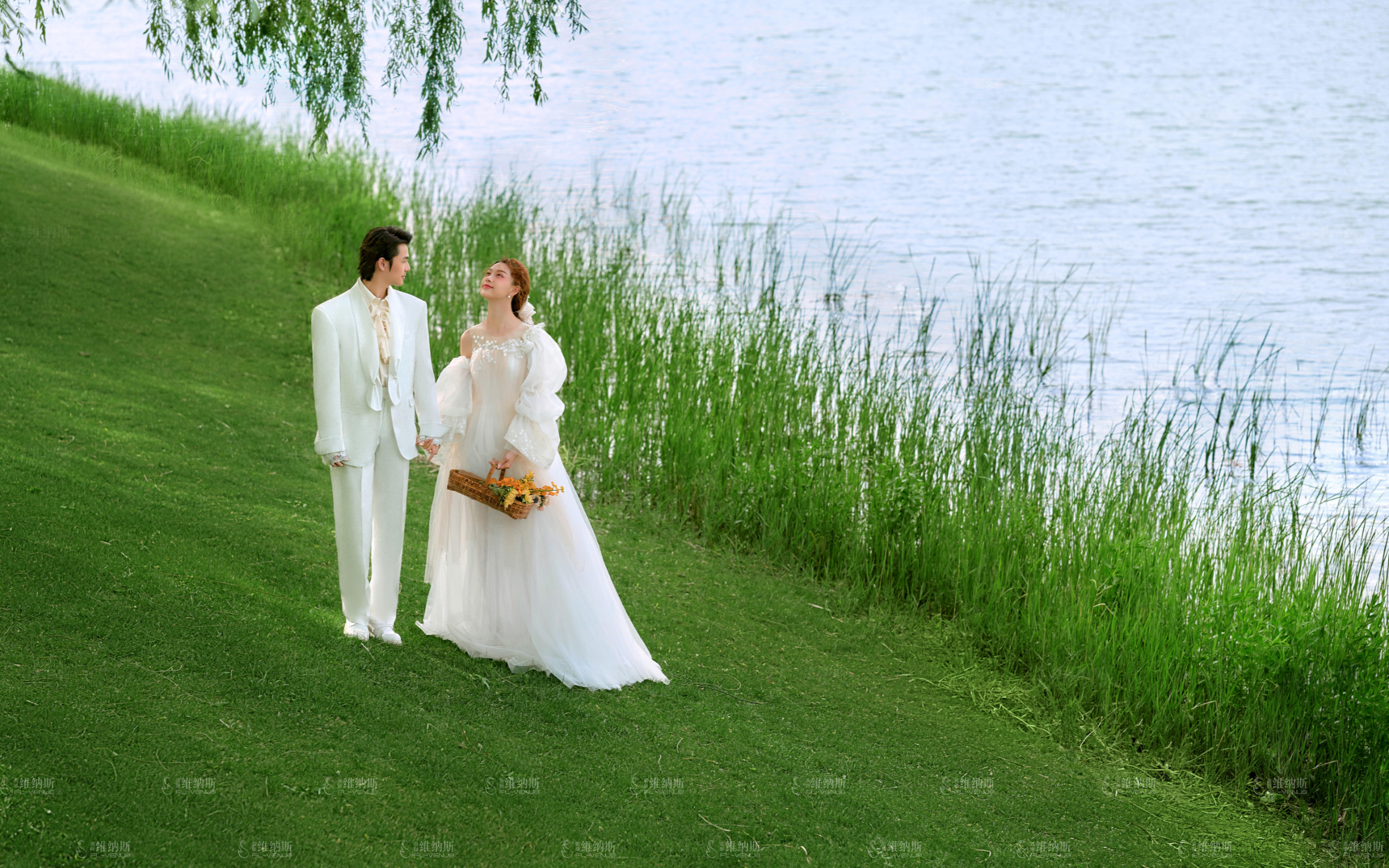 新鲜出炉！浪漫森系草坪婚纱照,美到犯规！