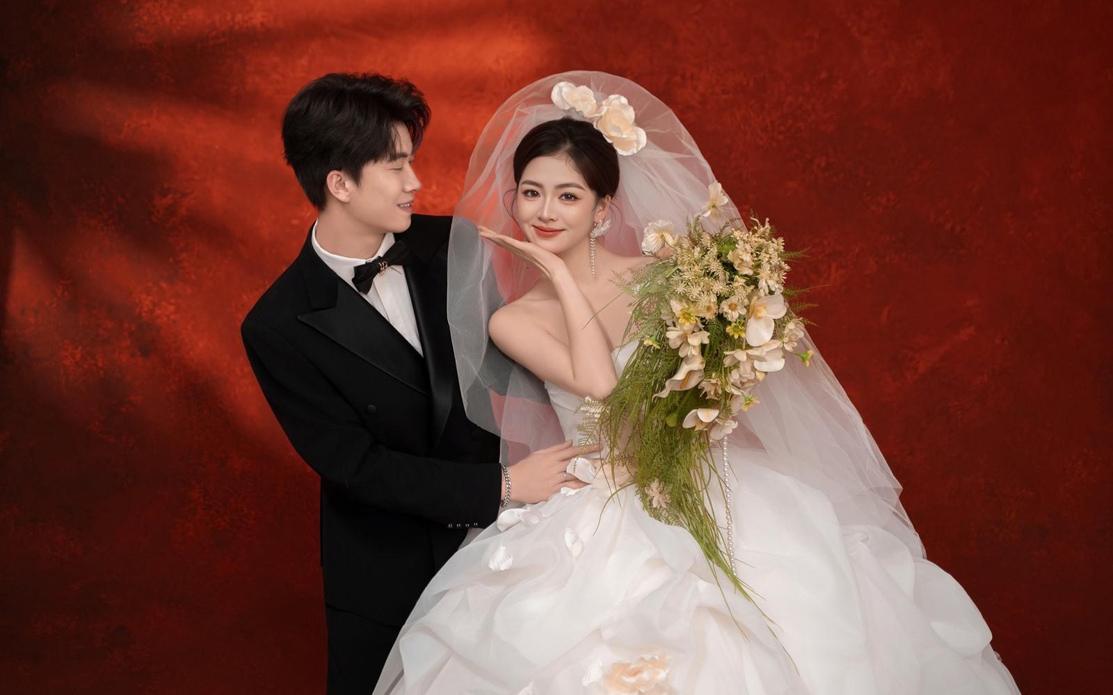 红底复古主纱婚纱照美到心巴啦🌷真的好绝❗