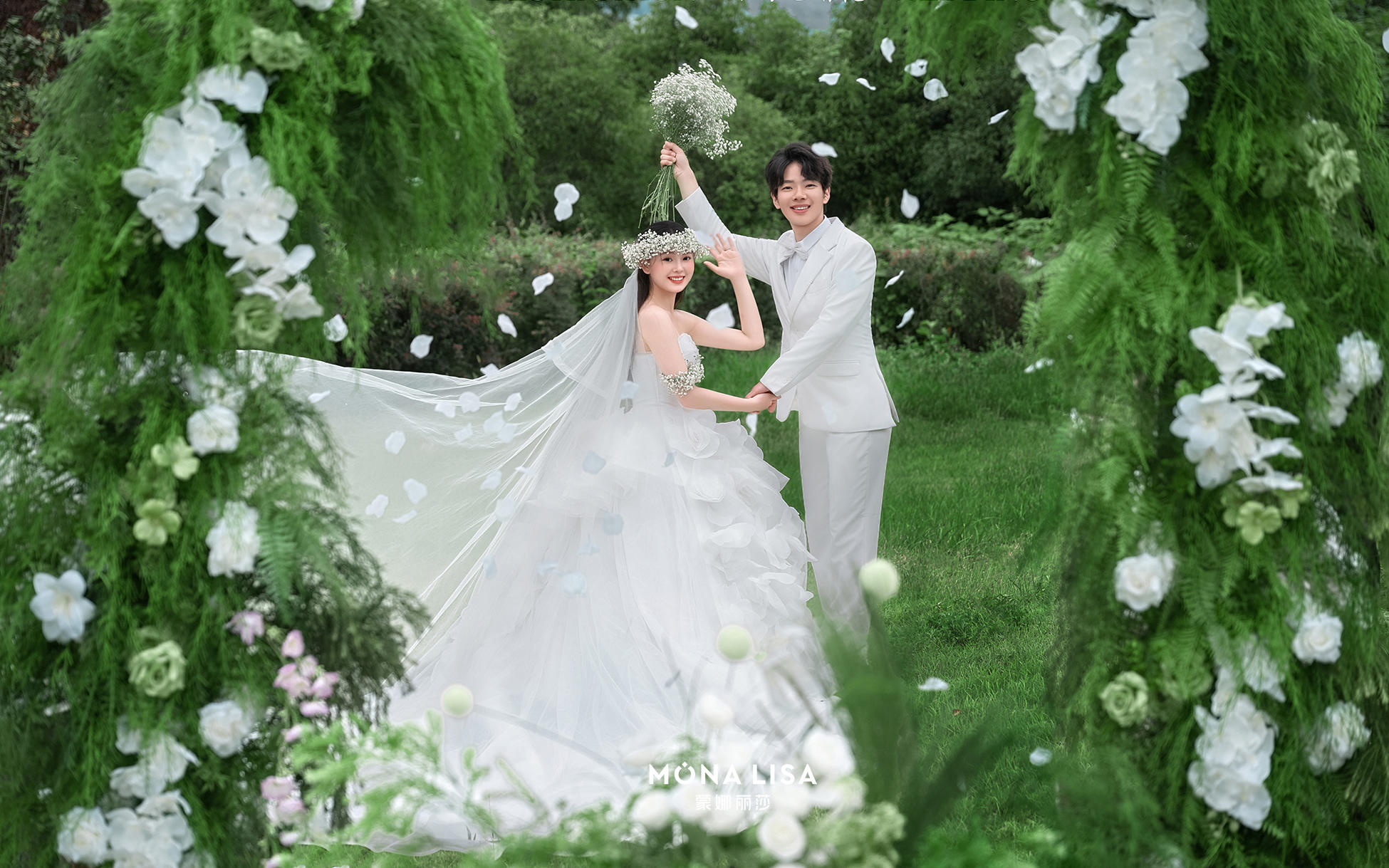 草坪目的地婚礼婚纱照